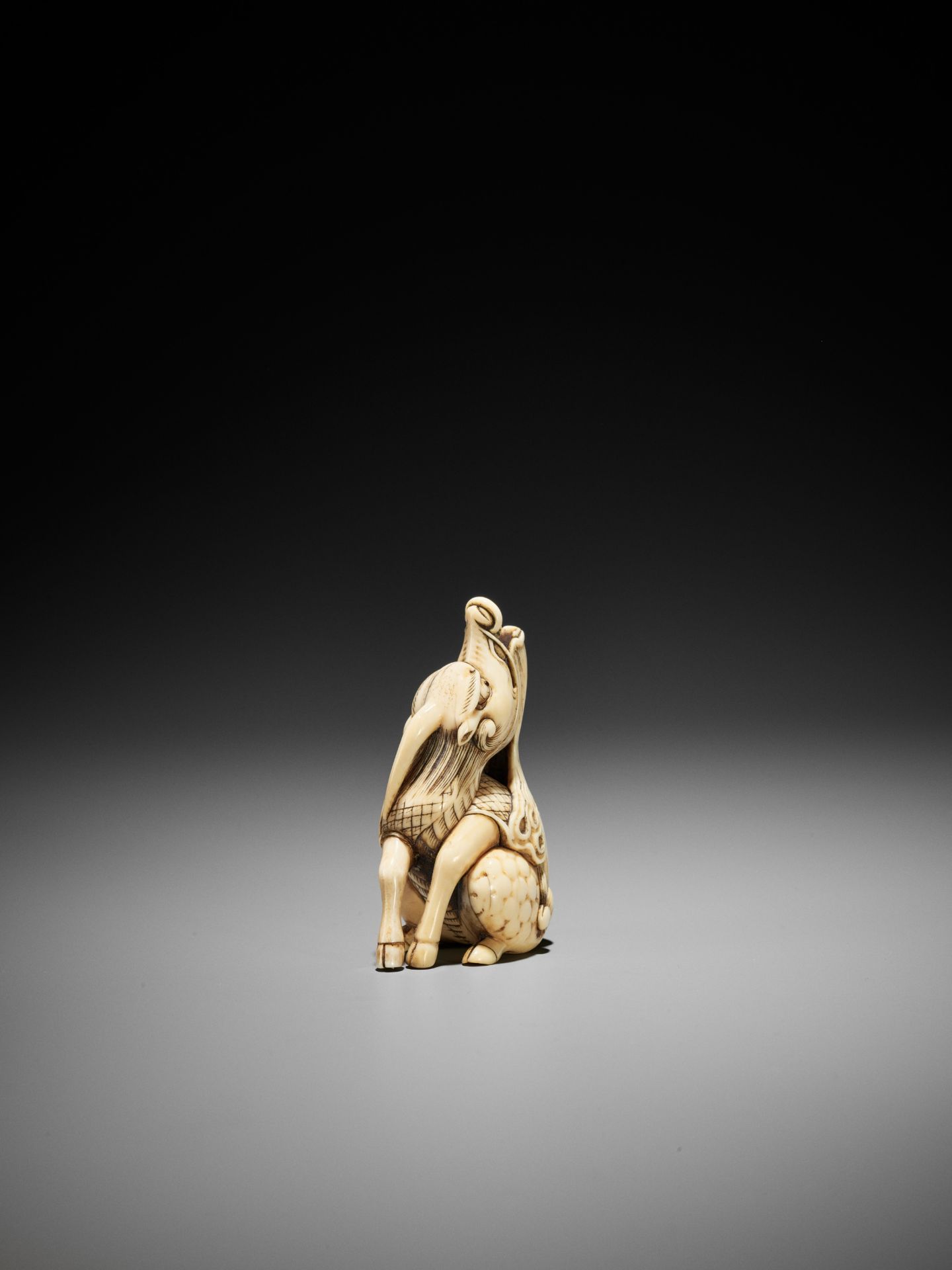 A POWERFUL IVORY NETSUKE OF A BAYING KIRIN, ATTRIBUTED TO MITSUHARU - Image 8 of 12