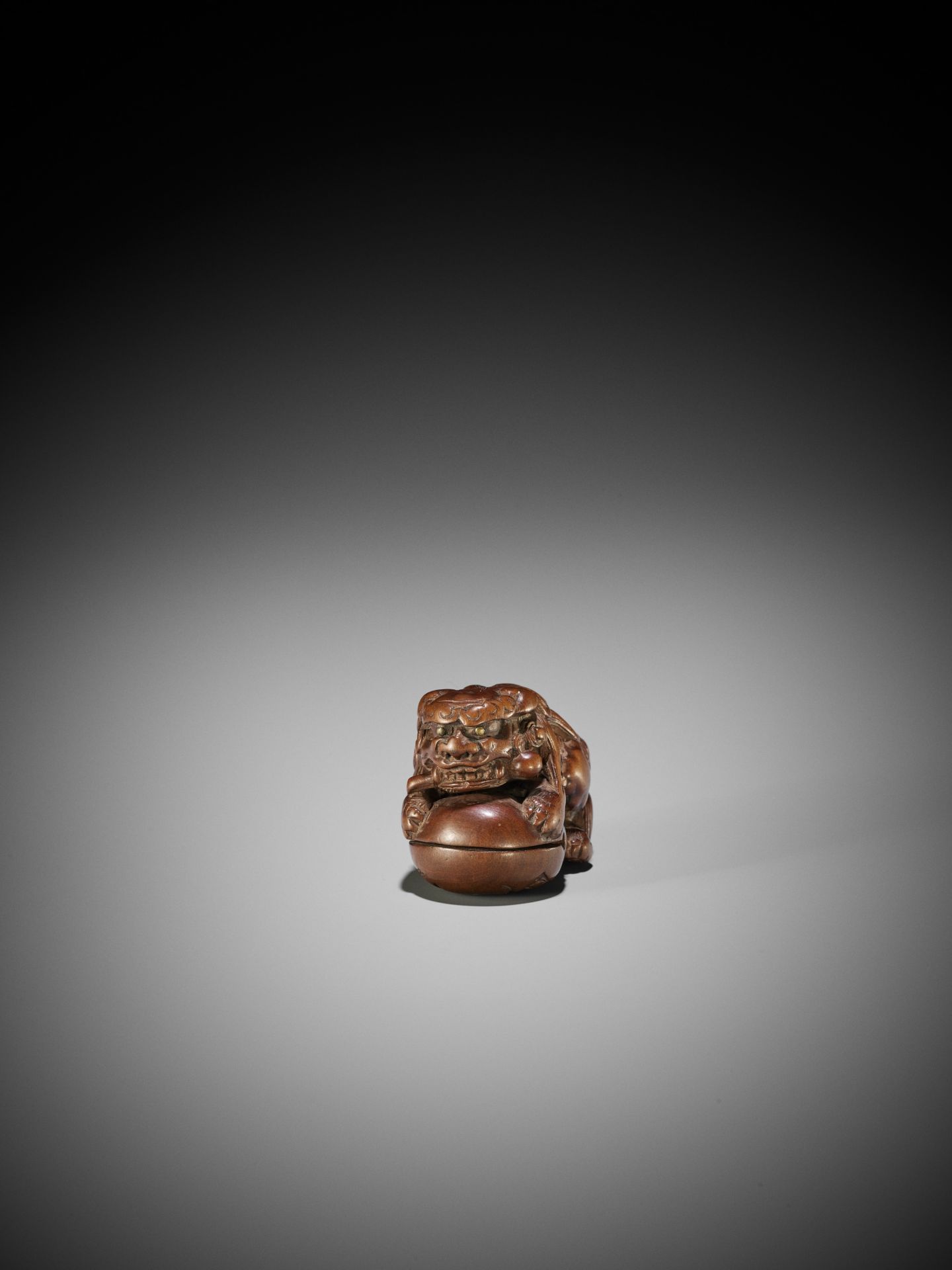 AN EARLY WOOD NETSUKE OF A SHISHI ON A MOKUGYO - Image 2 of 8