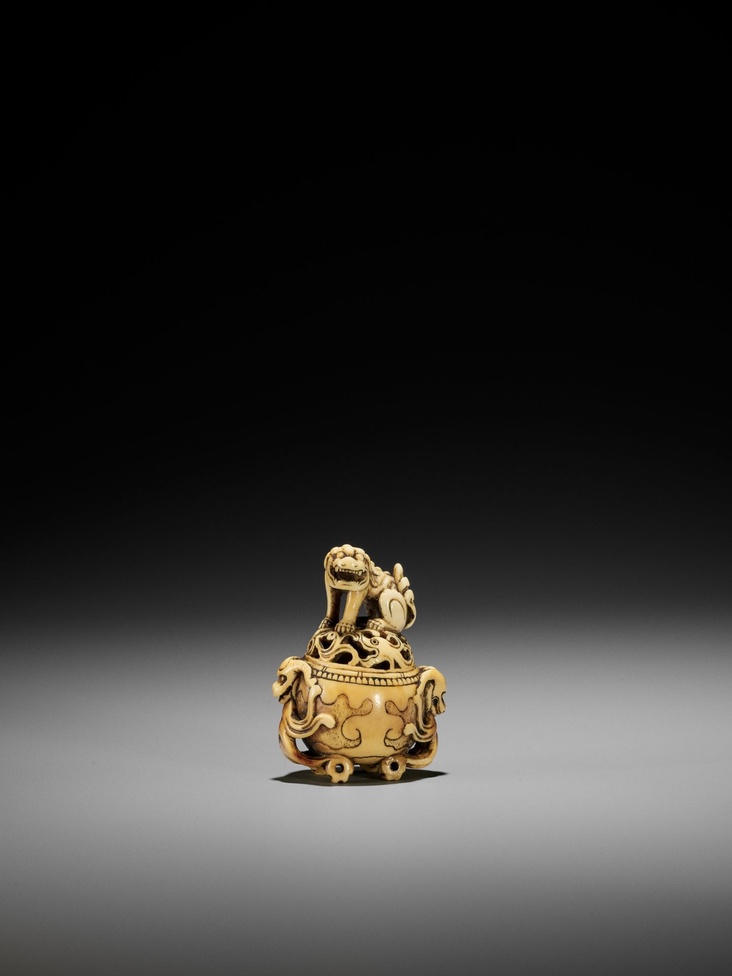 A RARE IVORY NETSUKE OF A KORO (INCENSE BURNER) WITH SHISHI - Image 6 of 10