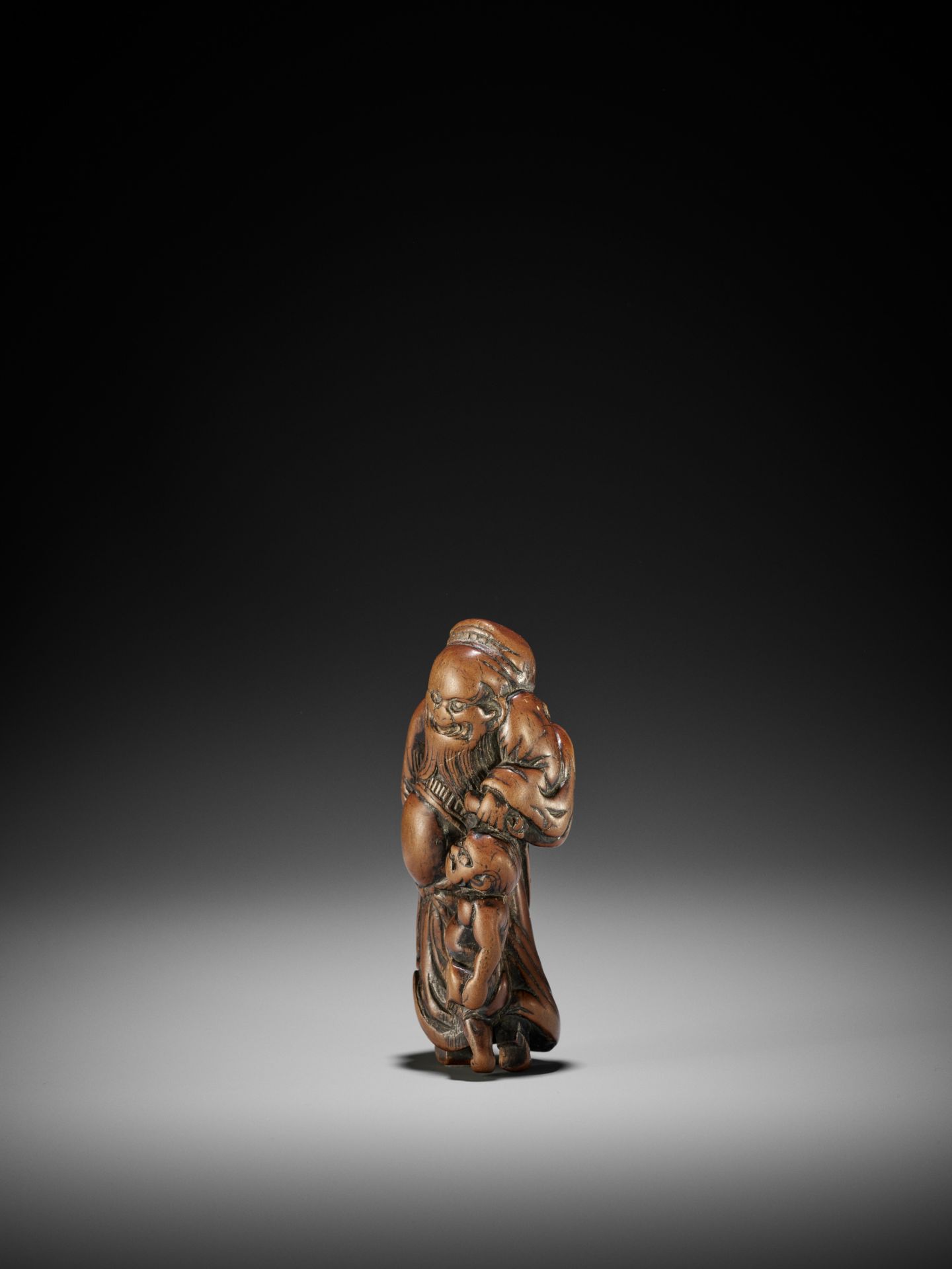 A LARGE WOOD NETSUKE OF SHOKI AND ONI - Image 4 of 6