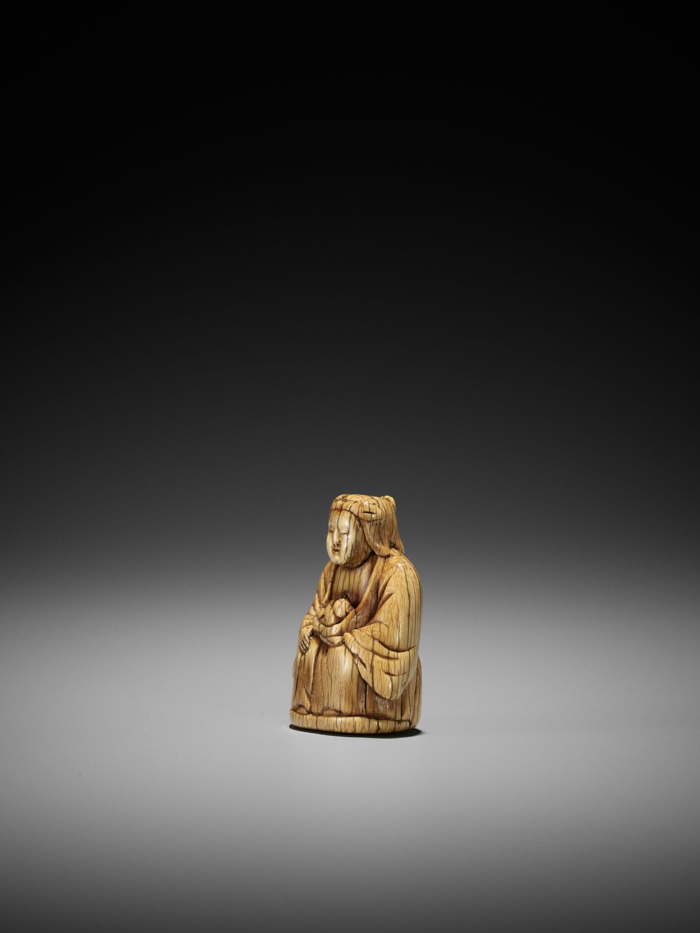 A RARE AND EARLY IVORY NETSUKE OF KARITEIMO (HARITI) - Image 5 of 9