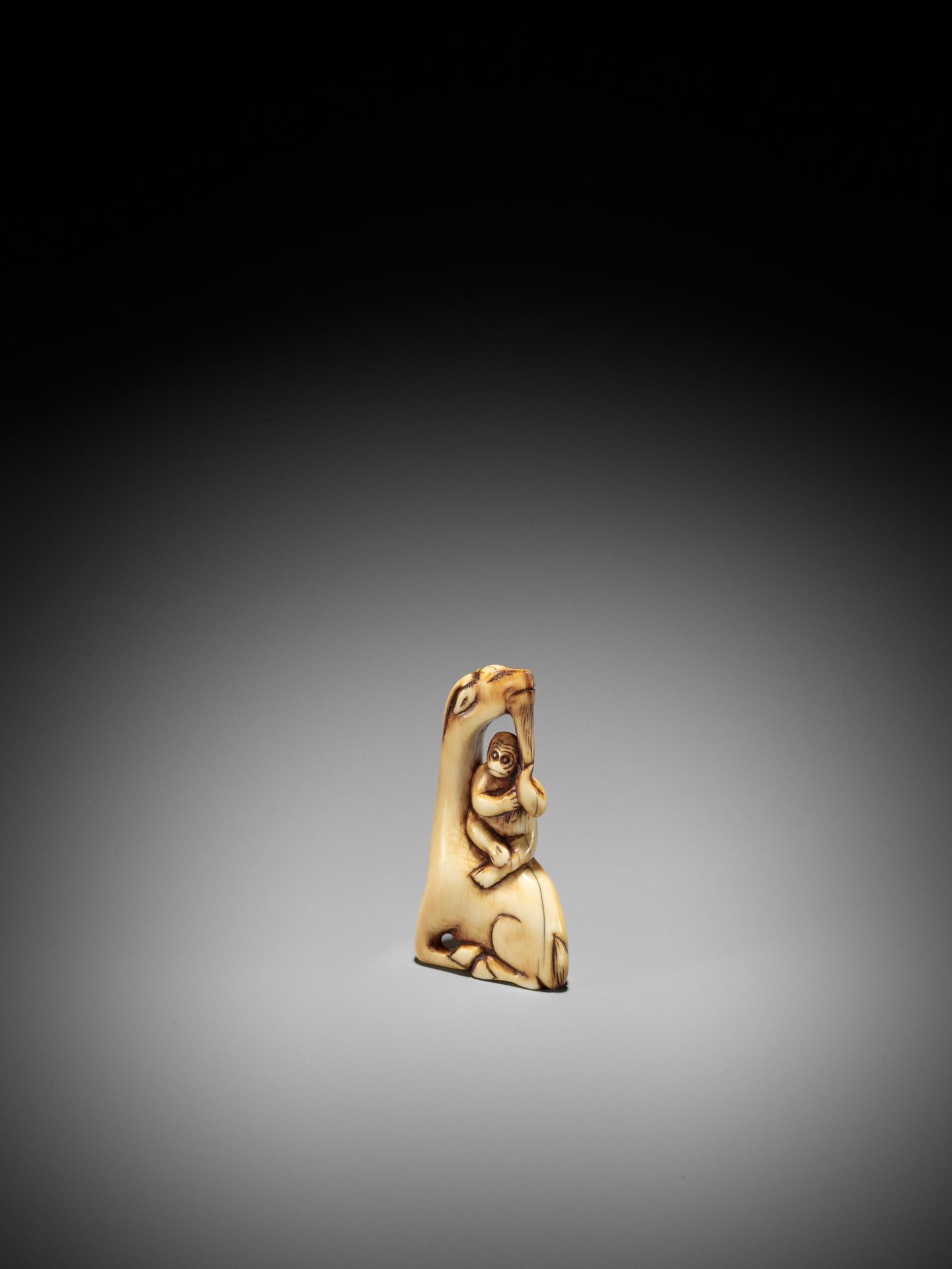 AN IVORY NETSUKE OF A SINIU AND MONKEY - Bild 3 aus 12