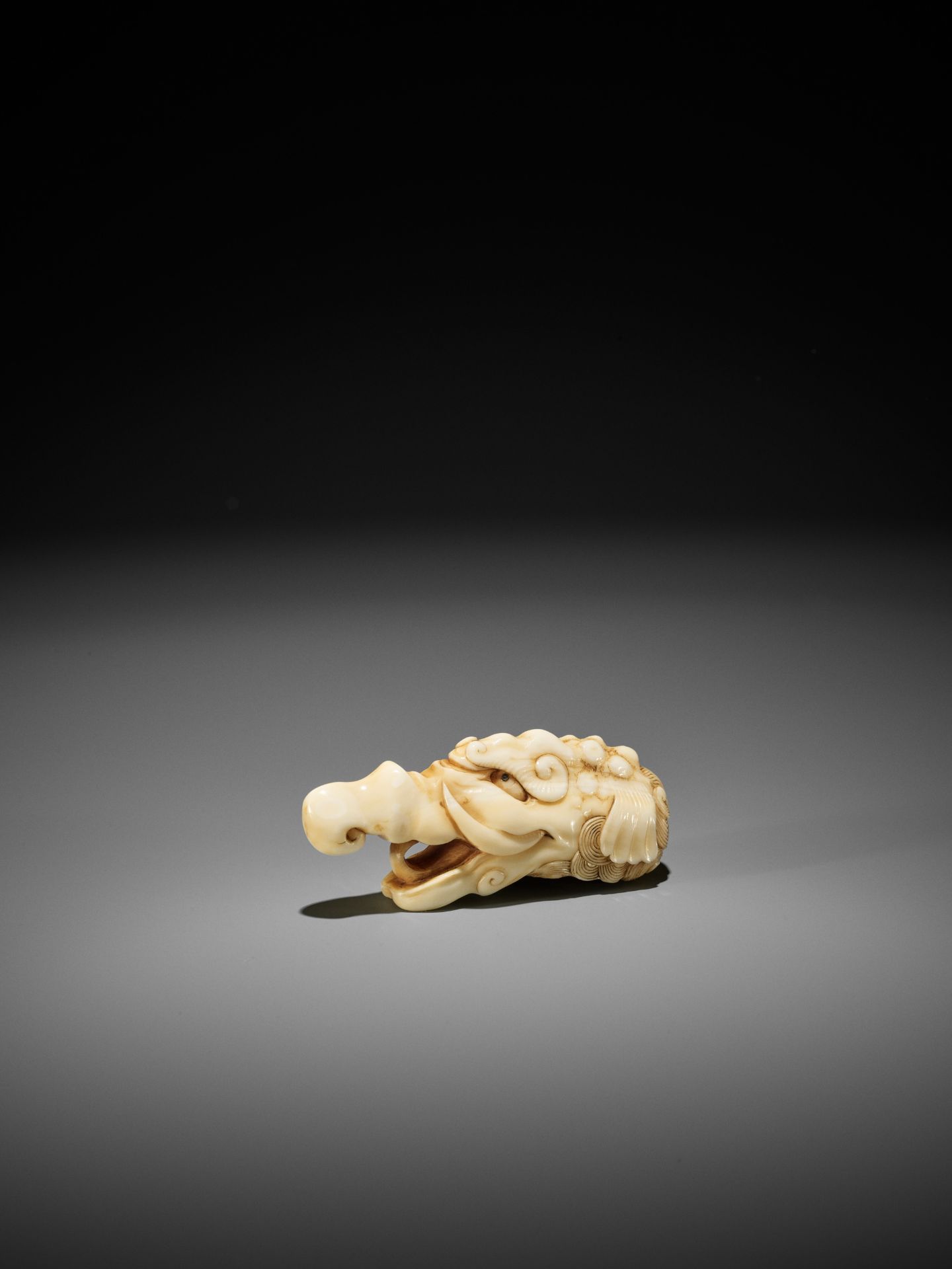 A RARE MARINE IVORY NETSUKE OF A BAKU HEAD - Image 2 of 8