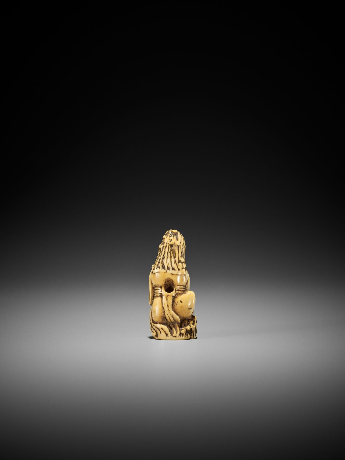 A RARE IVORY NETSUKE OF A FOREIGN DEVIL - Image 3 of 12