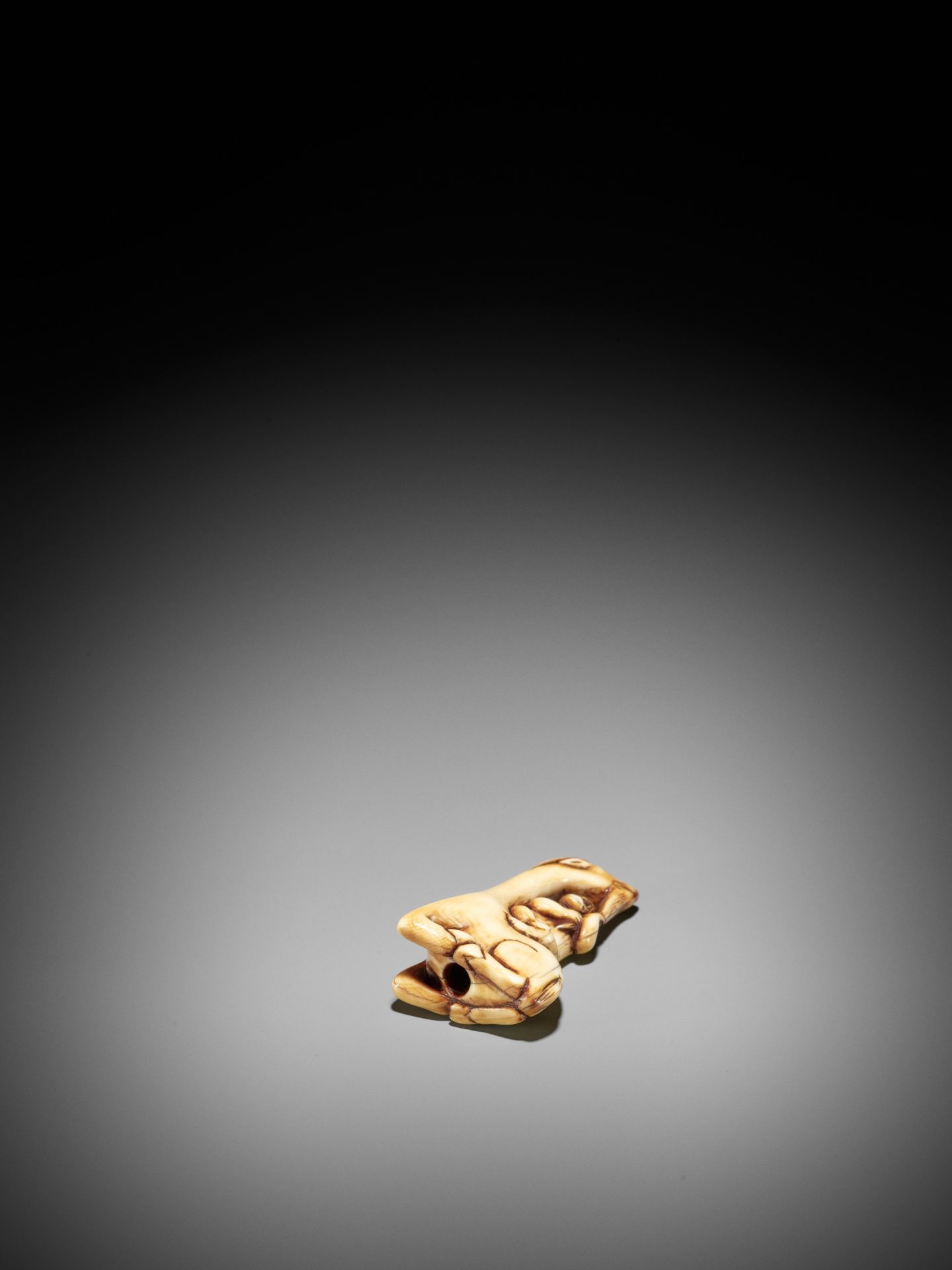 AN IVORY NETSUKE OF A SINIU AND MONKEY - Image 9 of 12