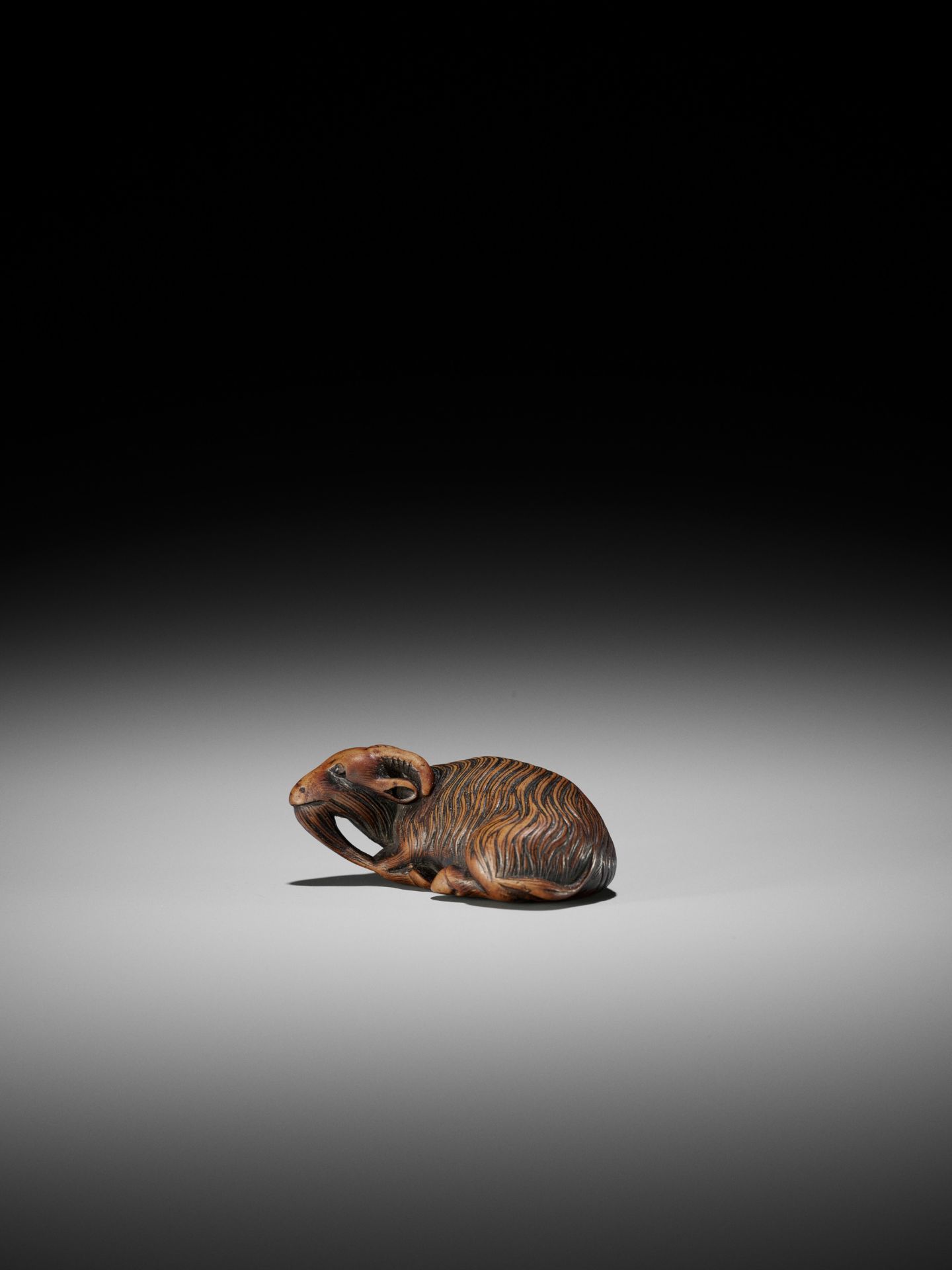 A FINE KYOTO SCHOOL WOOD NETSUKE OF A RECUMBENT GOAT - Image 9 of 16