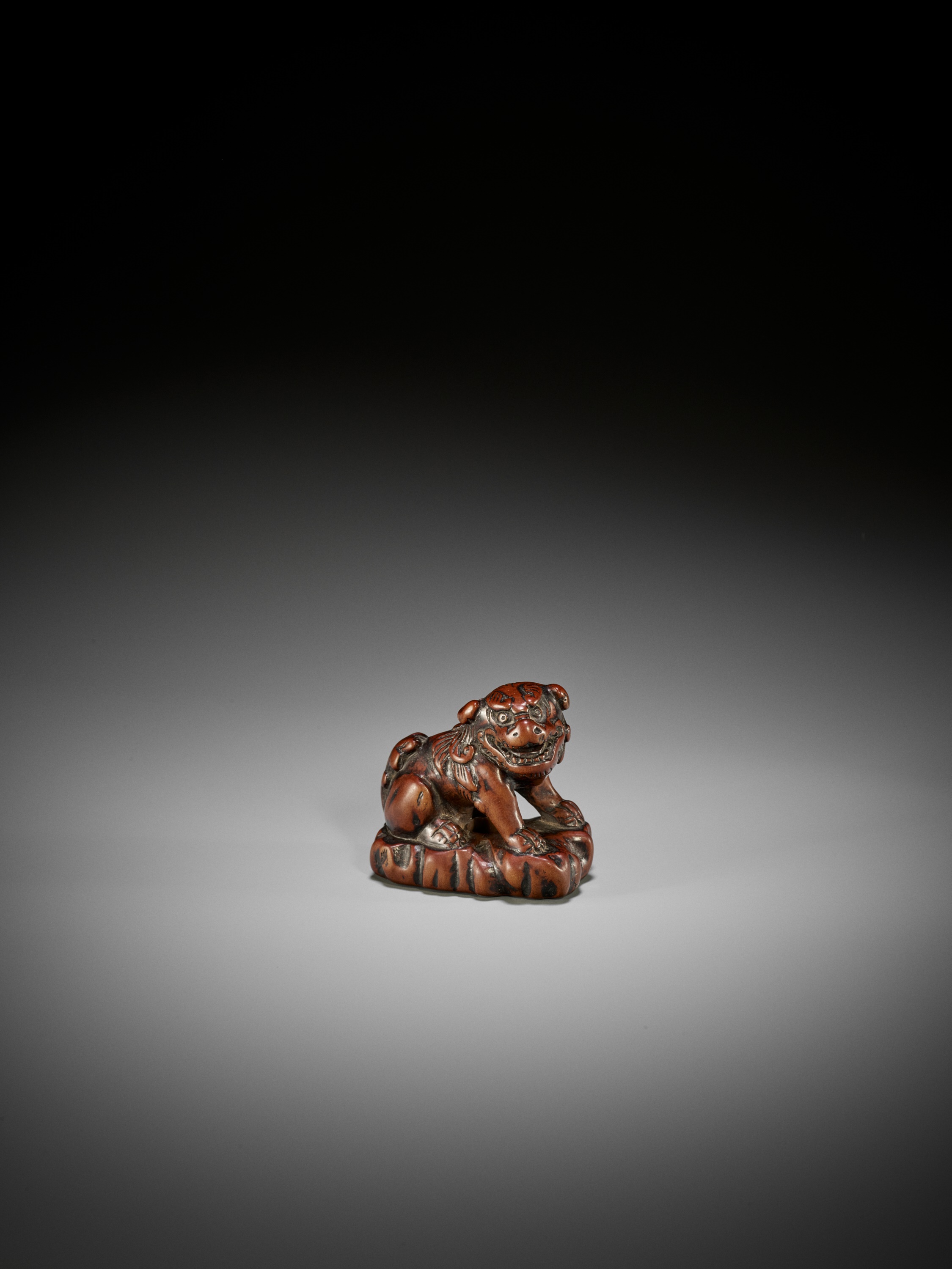 A GOOD WOOD NETSUKE OF A SHISHI - Image 2 of 11