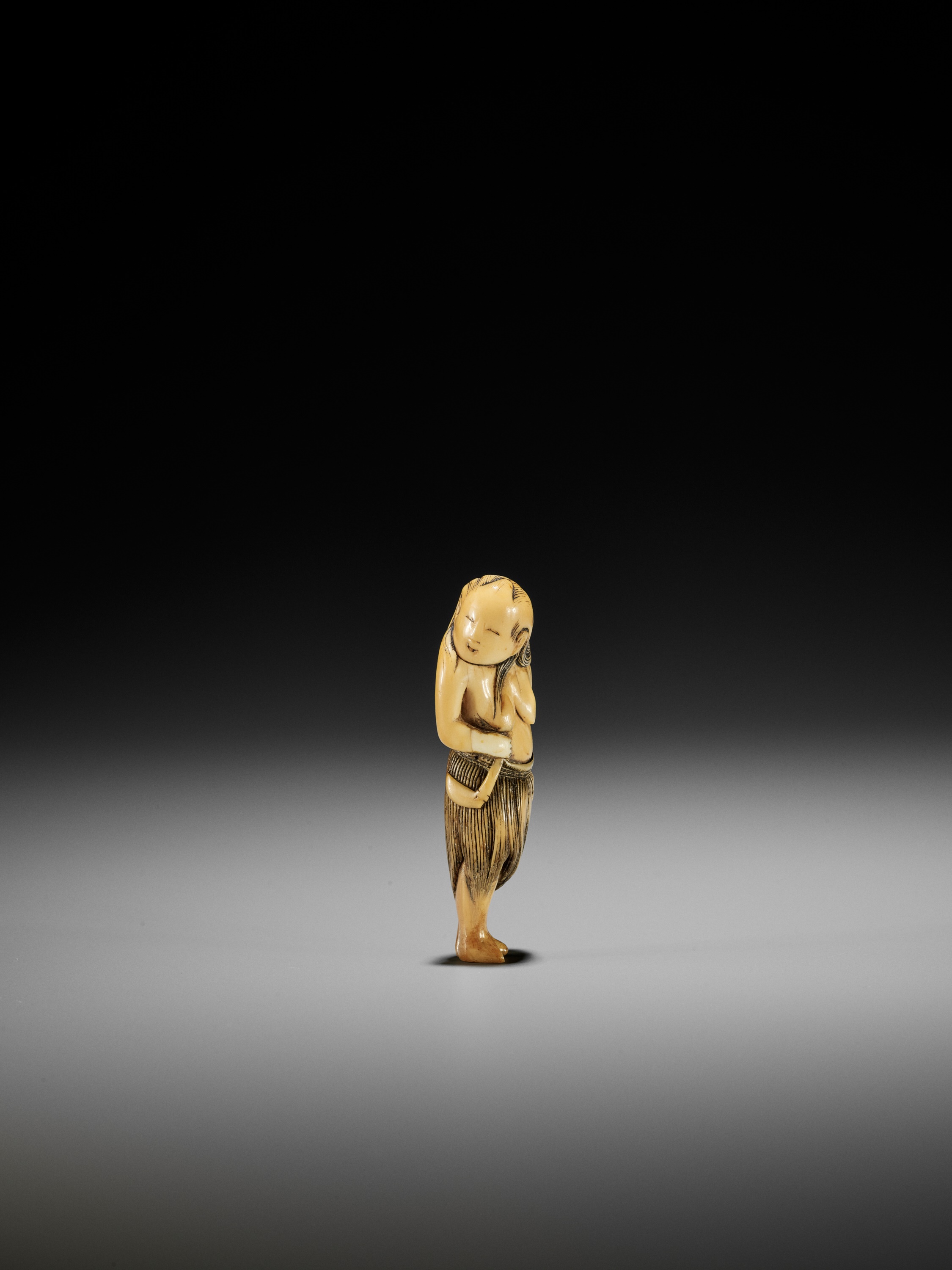 AN IVORY NETSUKE OF A FISHERGIRL (AMA) - Image 5 of 9