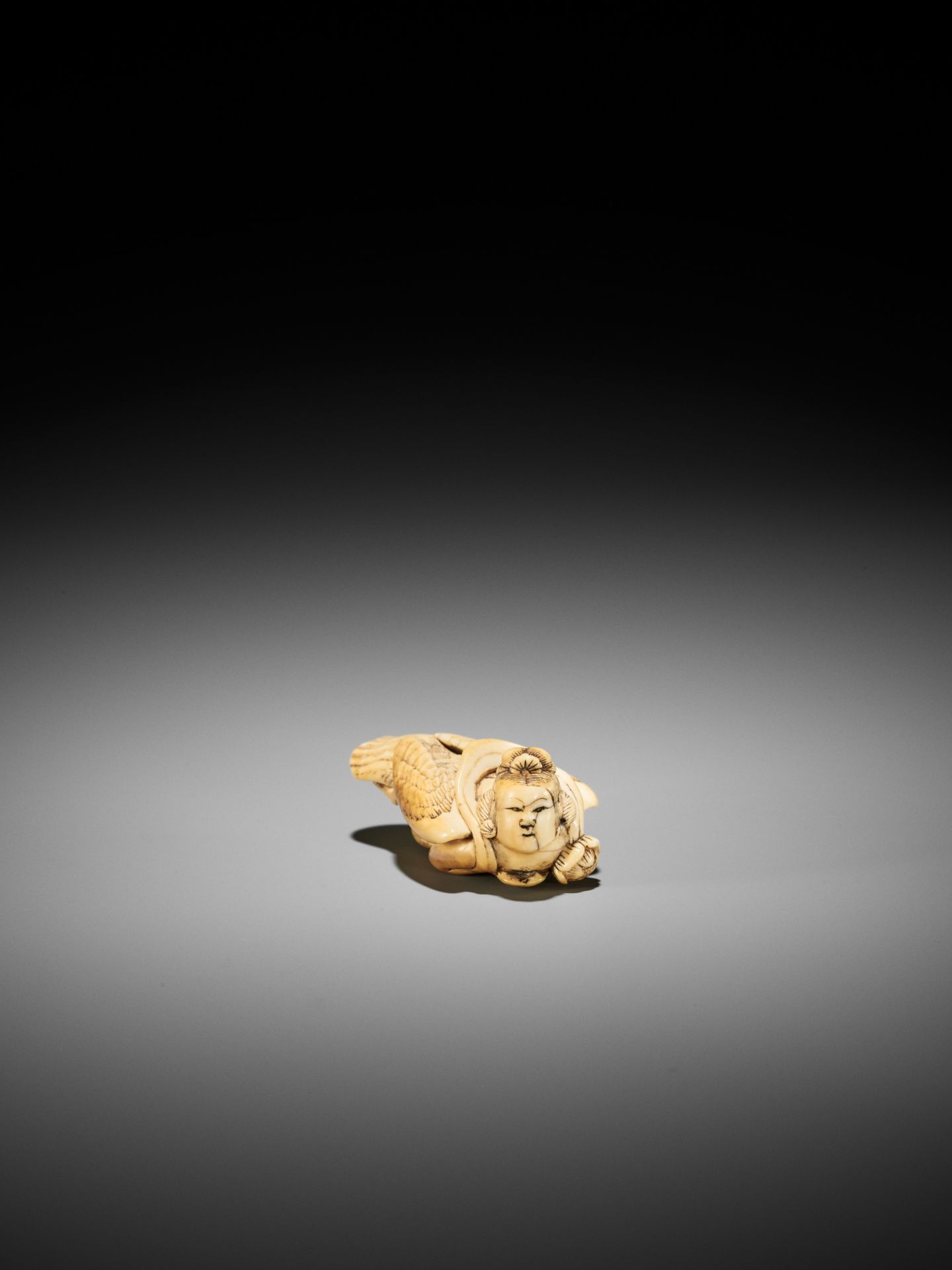 A RARE IVORY NETSUKE OF A KARYOBINGA - Image 3 of 9