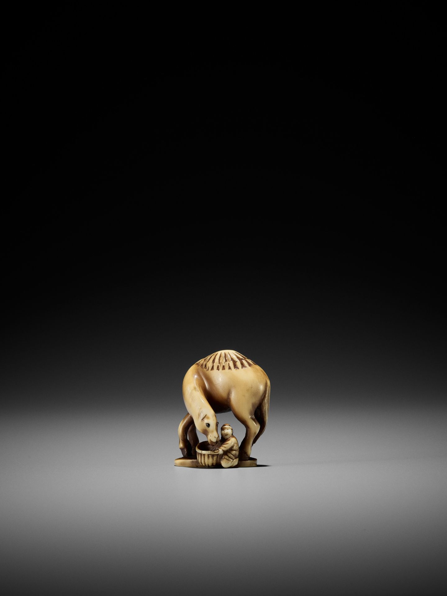 RANTEI: A RARE IVORY NETSUKE OF A DUTCHMAN FEEDING A DROMEDARY - Image 2 of 10