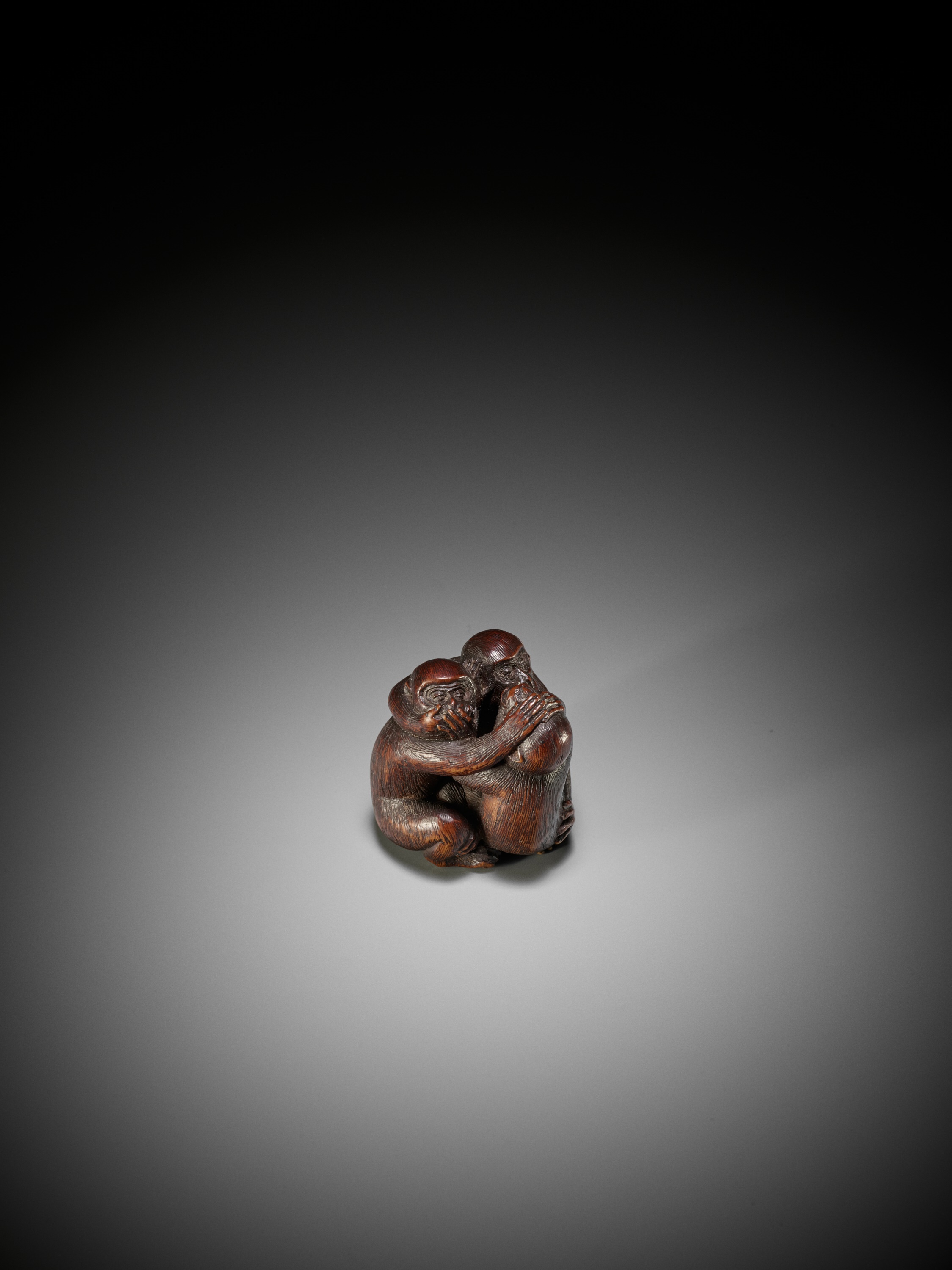 SHUGETSU: A FINE WOOD NETSUKE OF THE SAMBIKI SARU (THREE WISE MONKEYS) - Image 5 of 9