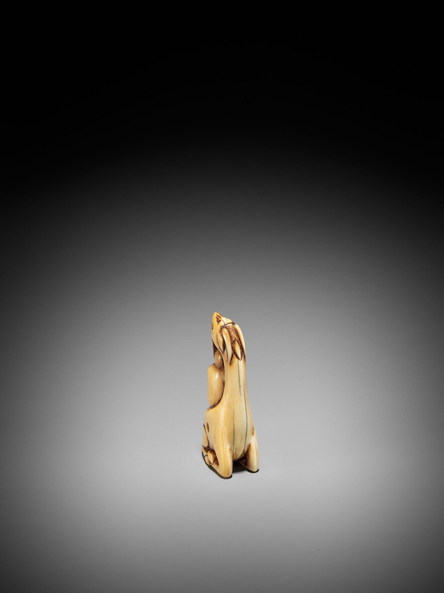 AN IVORY NETSUKE OF A SINIU AND MONKEY - Image 7 of 12