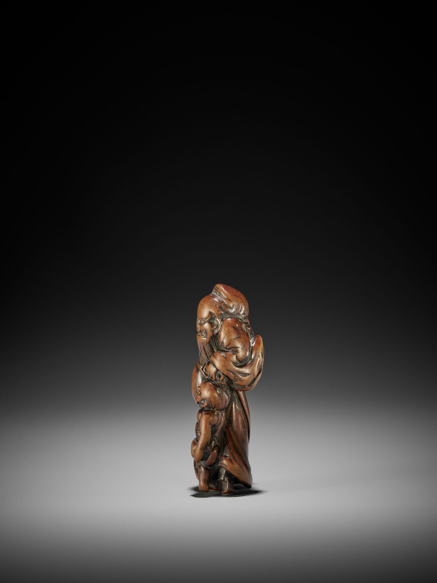 A LARGE WOOD NETSUKE OF SHOKI AND ONI - Image 5 of 6