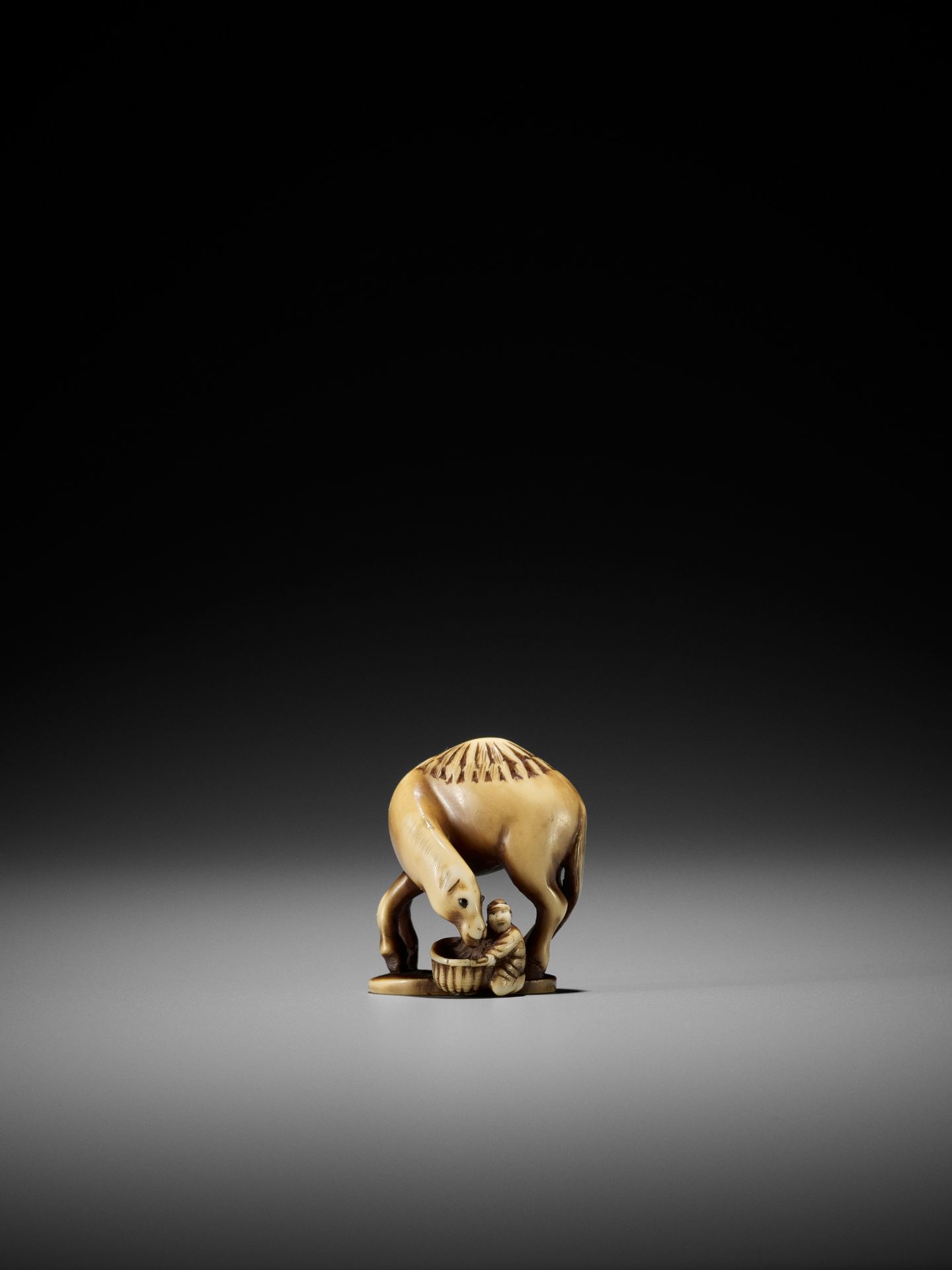 RANTEI: A RARE IVORY NETSUKE OF A DUTCHMAN FEEDING A DROMEDARY - Image 5 of 10