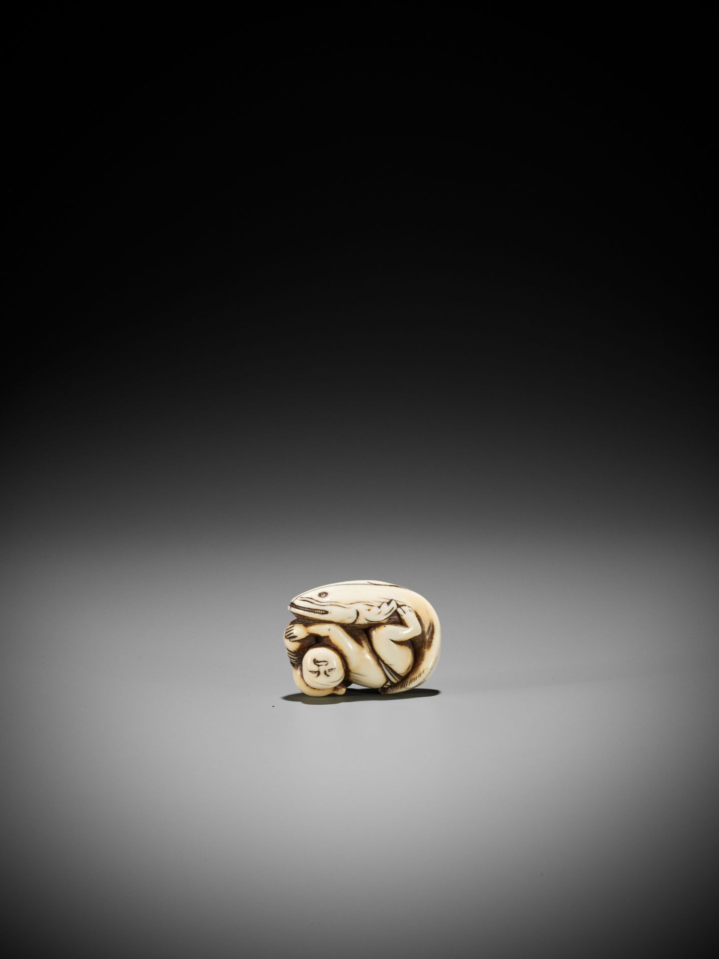 AN OLD AND PLEASINGLY TACTILE IVORY NETSUKE OF KADORI MYOJIN - Image 10 of 10