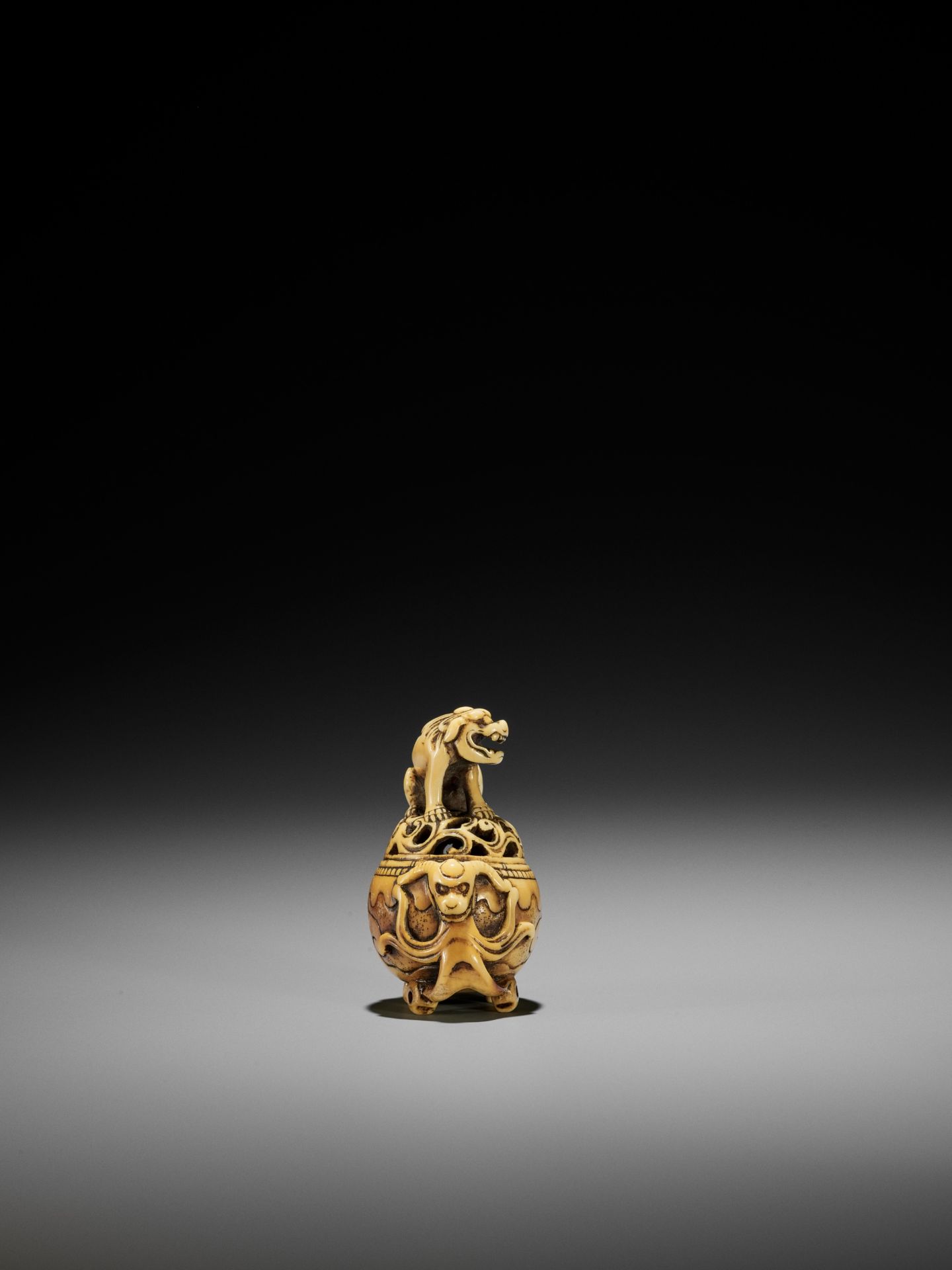 A RARE IVORY NETSUKE OF A KORO (INCENSE BURNER) WITH SHISHI - Image 8 of 10