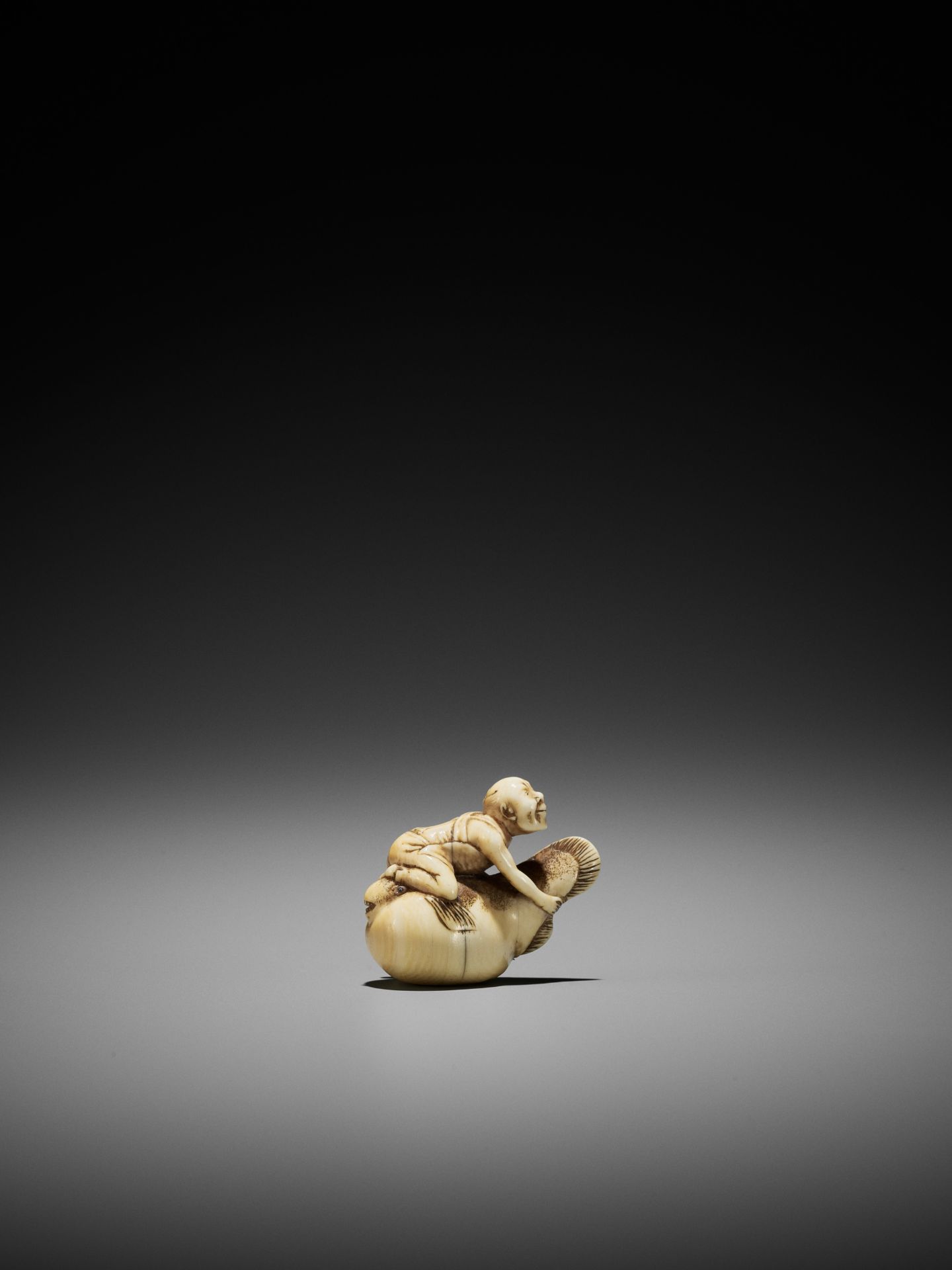 A RARE IVORY NETSUKE OF A FISHERMAN ON A FUGU - Image 5 of 8