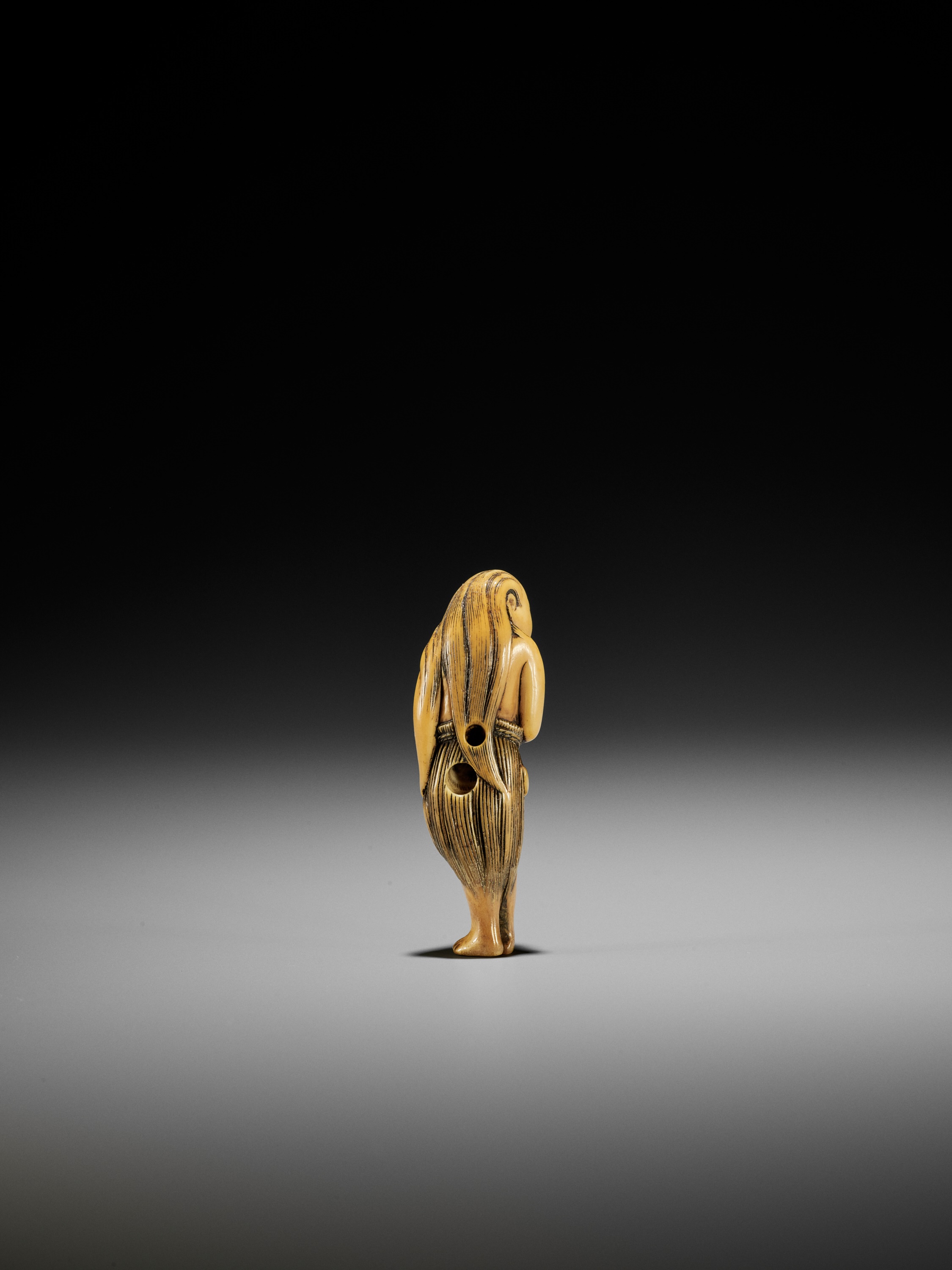 AN IVORY NETSUKE OF A FISHERGIRL (AMA) - Image 4 of 9