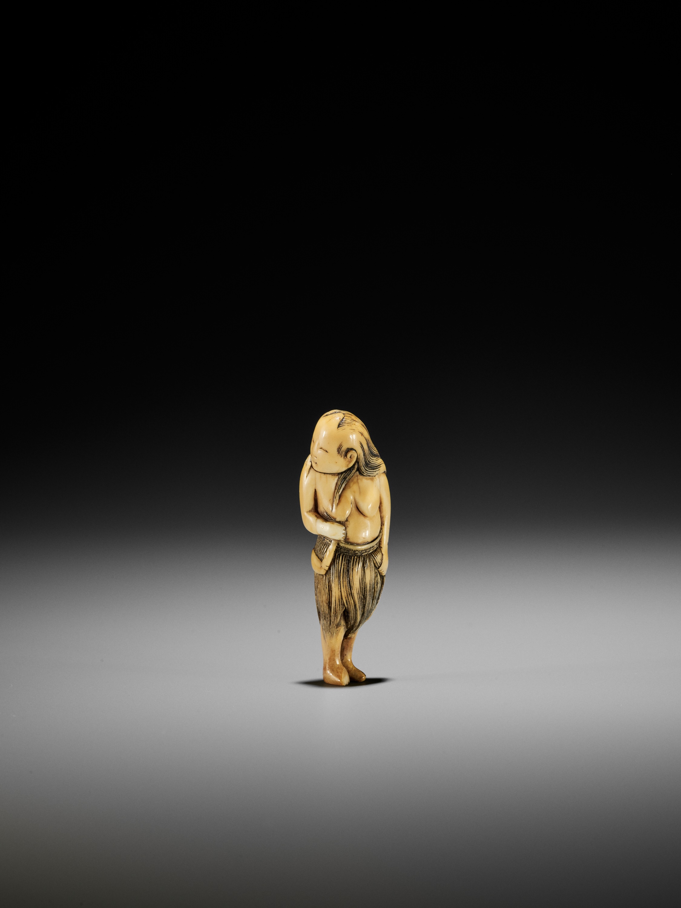 AN IVORY NETSUKE OF A FISHERGIRL (AMA) - Image 3 of 9