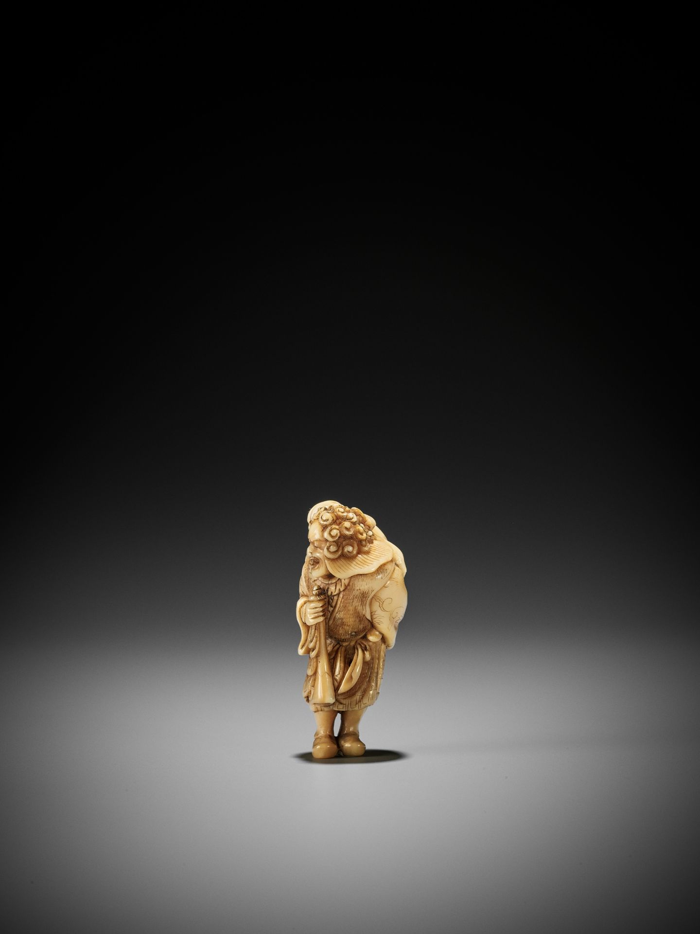 OKAKOTO: A RARE MARINE IVORY NETSUKE OF A DUTCHMAN WITH CHILD - Image 6 of 10