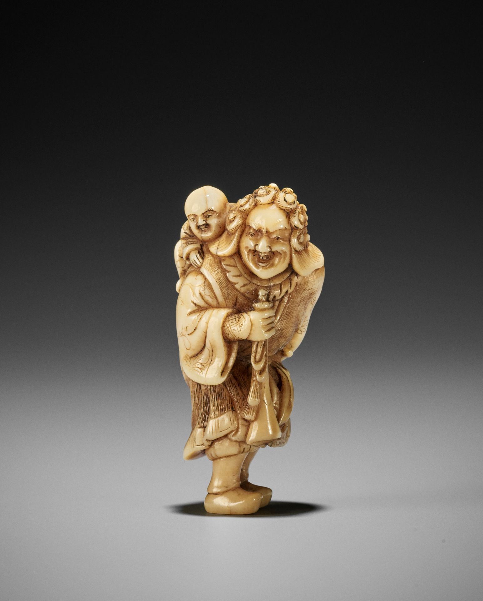 OKAKOTO: A RARE MARINE IVORY NETSUKE OF A DUTCHMAN WITH CHILD