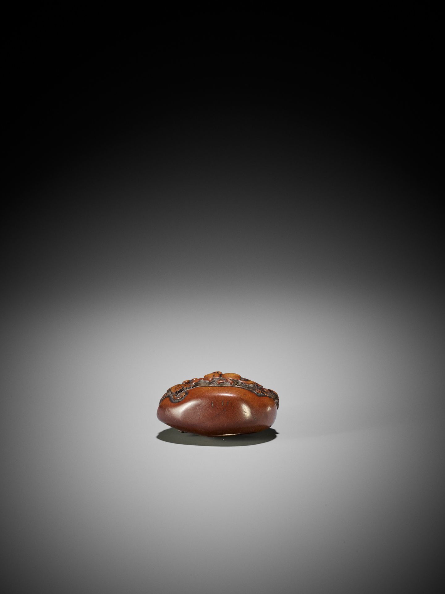 A SUPERB WOOD MANJU NETSUKE OF SQUIRREL WITH GRAPES - Image 8 of 8