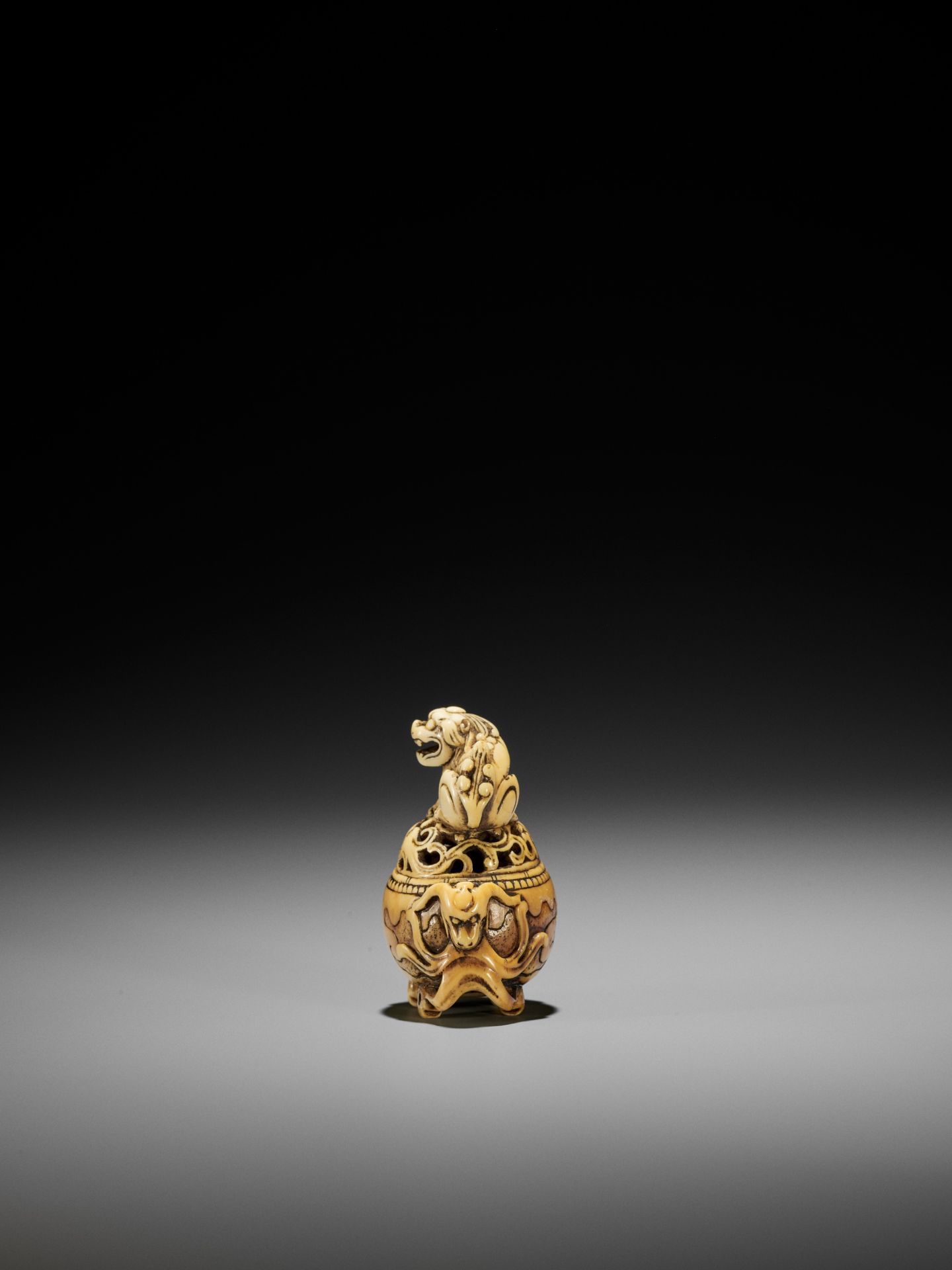 A RARE IVORY NETSUKE OF A KORO (INCENSE BURNER) WITH SHISHI - Image 7 of 10