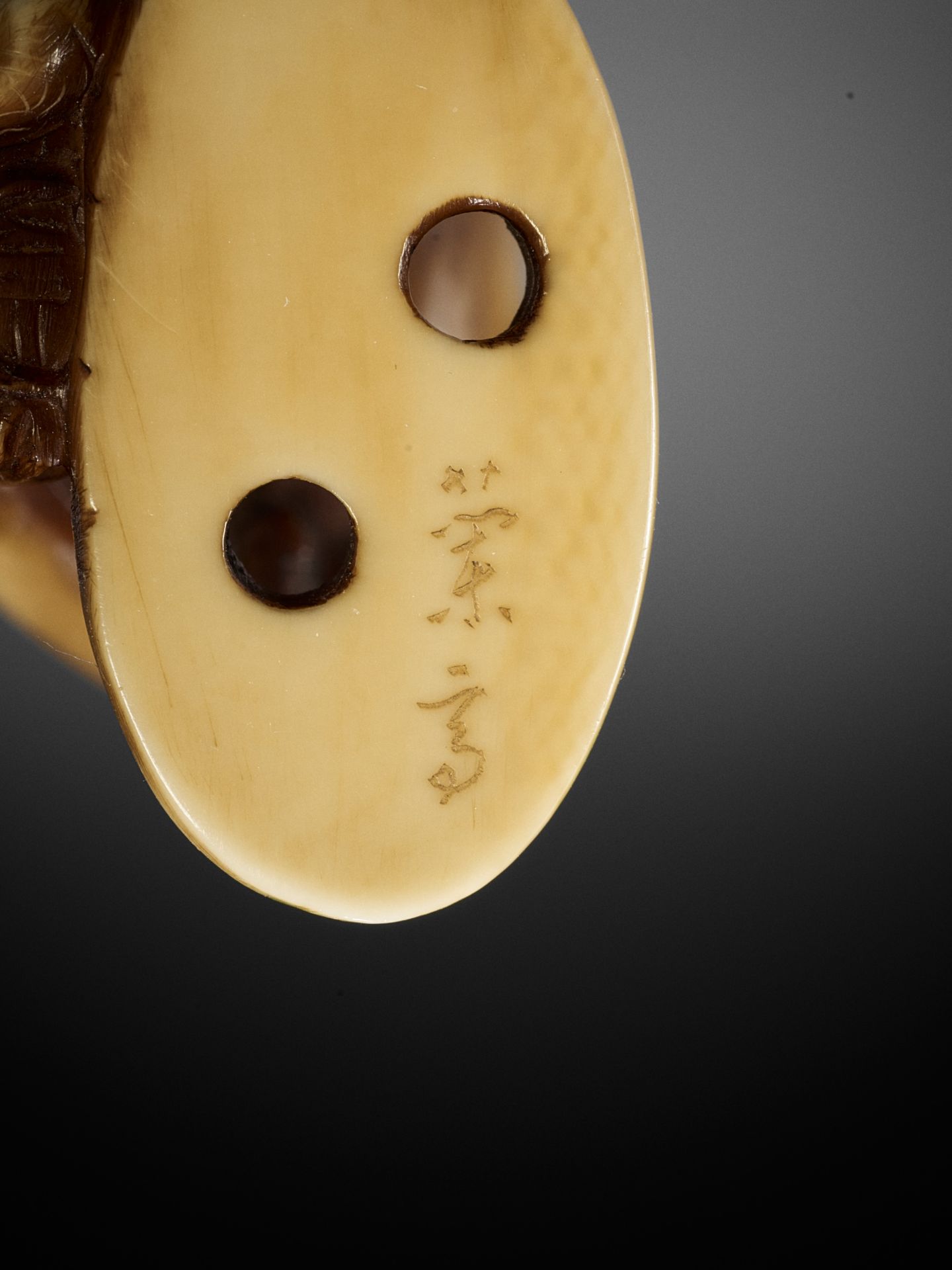 RANTEI: A RARE IVORY NETSUKE OF A DUTCHMAN FEEDING A DROMEDARY - Image 8 of 10