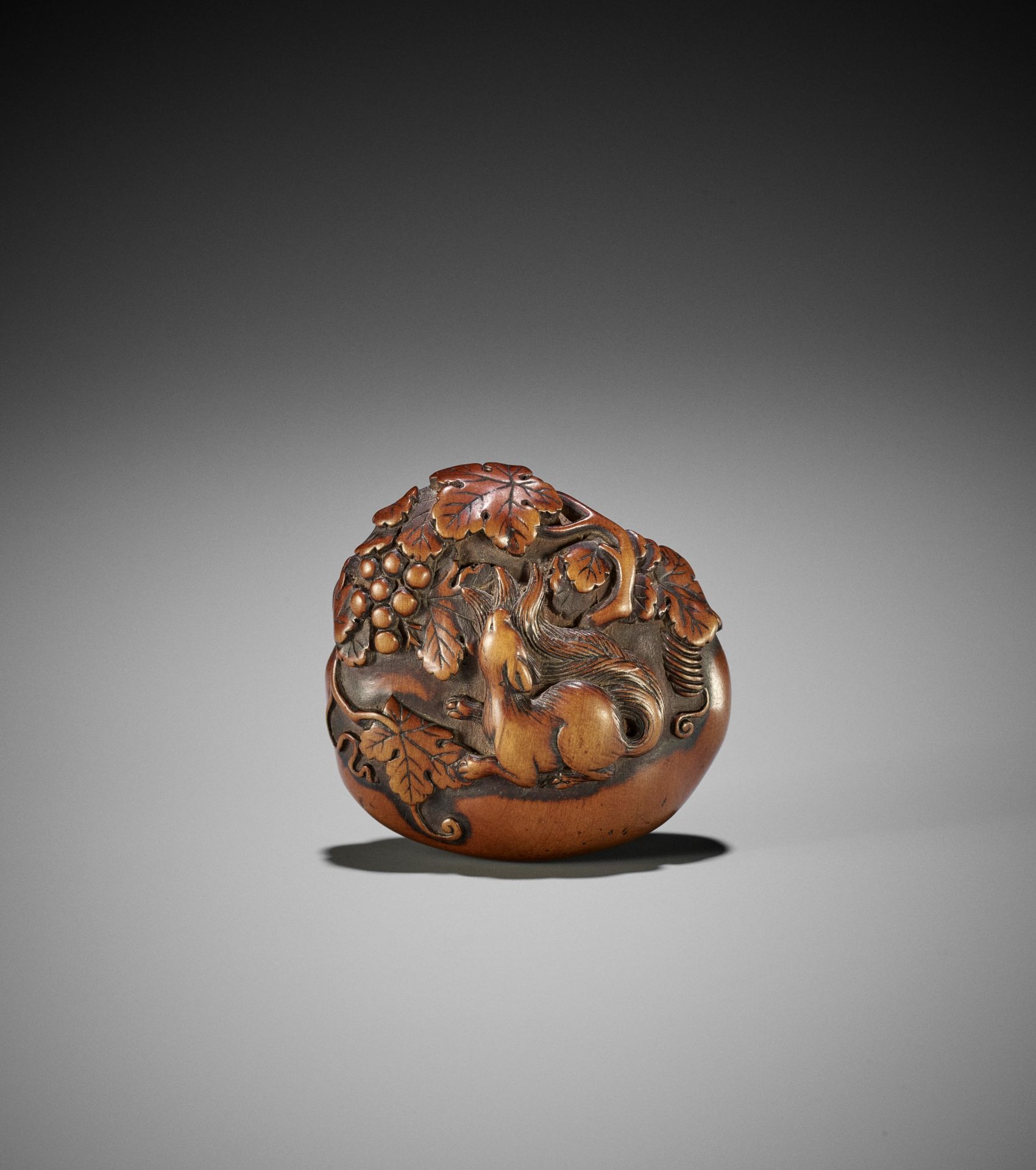 A SUPERB WOOD MANJU NETSUKE OF SQUIRREL WITH GRAPES - Image 2 of 8