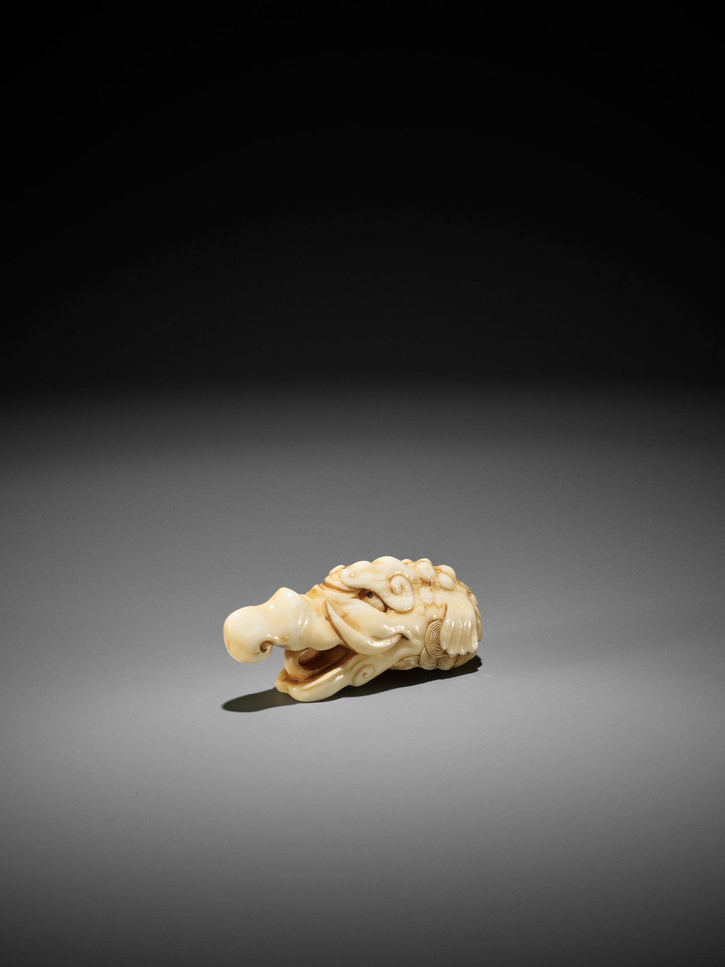 A RARE MARINE IVORY NETSUKE OF A BAKU HEAD - Image 4 of 8