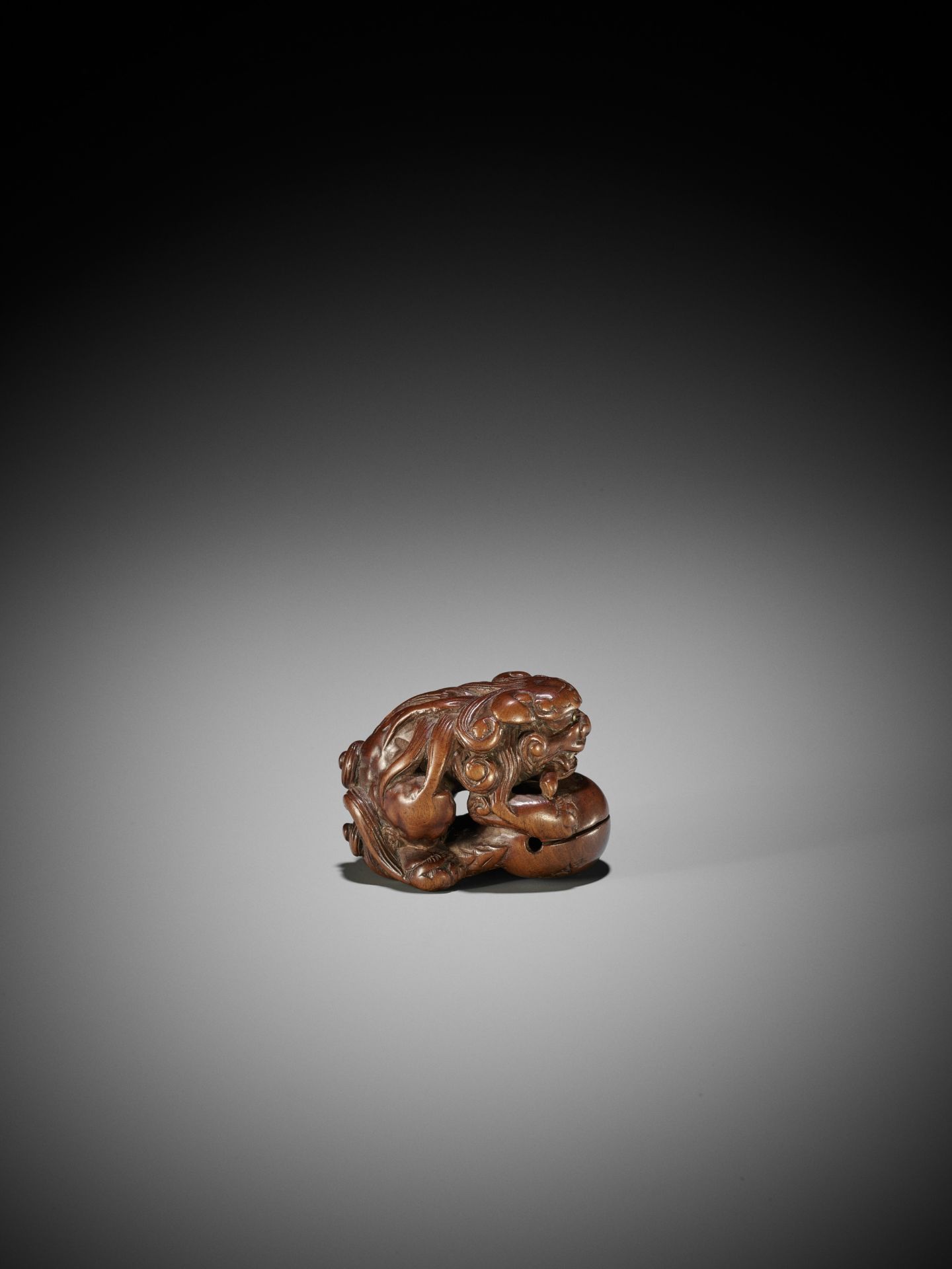 AN EARLY WOOD NETSUKE OF A SHISHI ON A MOKUGYO - Image 7 of 8