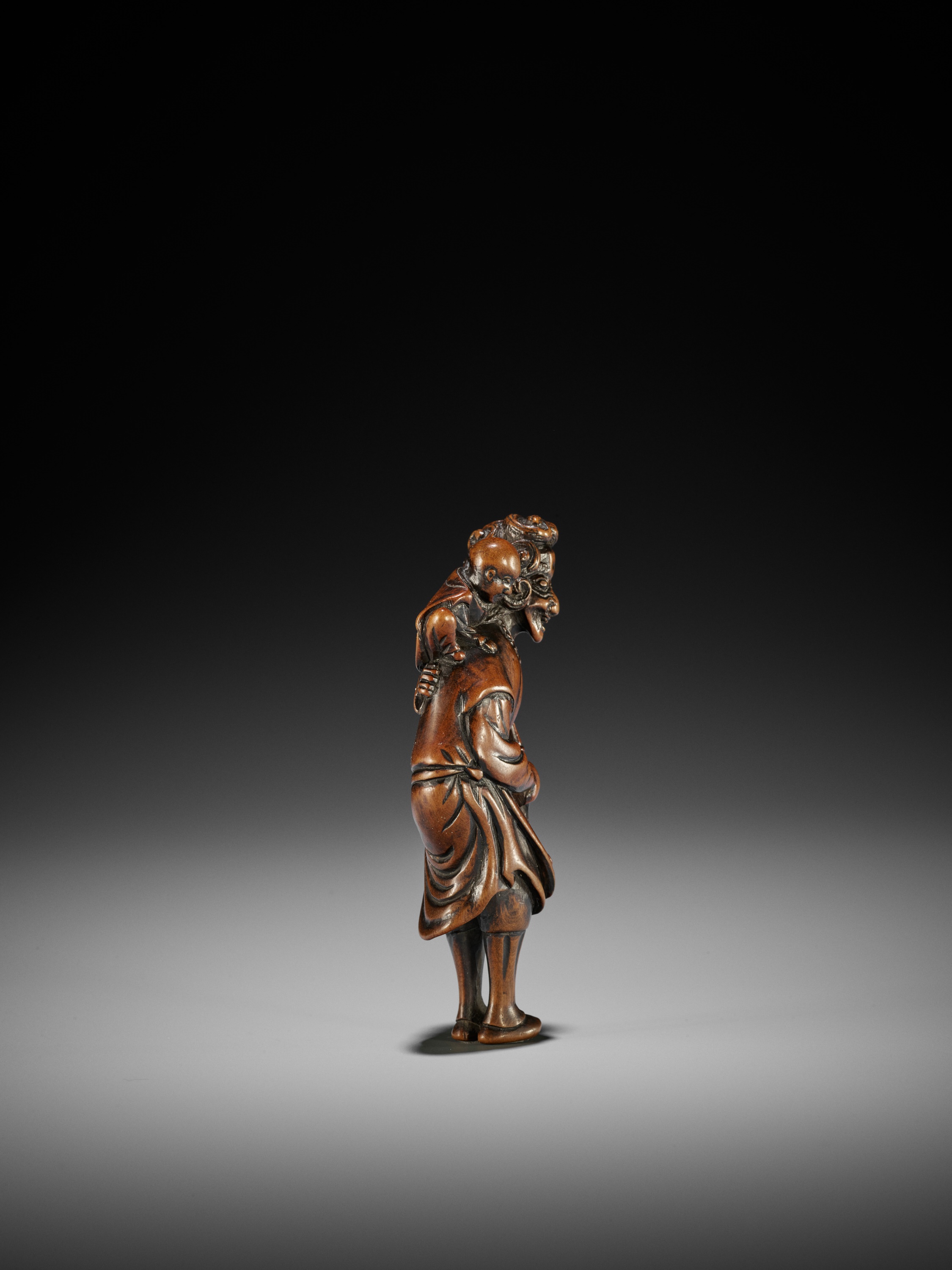 A GOOD WOOD NETSUKE OF A DUTCHMAN - Image 7 of 9