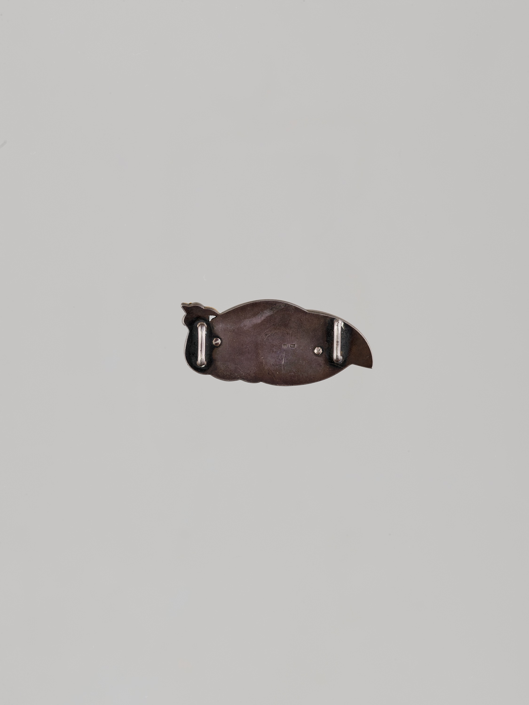 KATSUAKI: A FINE SILVER-MOUNTED OBIDOME (SASH CLIP) DEPICTING PHEASANTS - Image 5 of 7