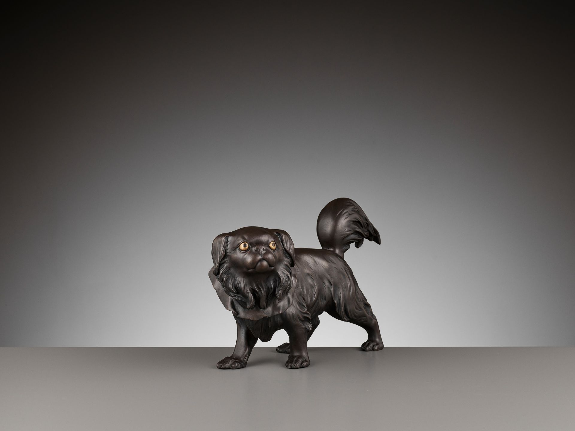 A RARE BRONZE OKIMONO OF A PEKINGESE DOG - Bild 9 aus 13