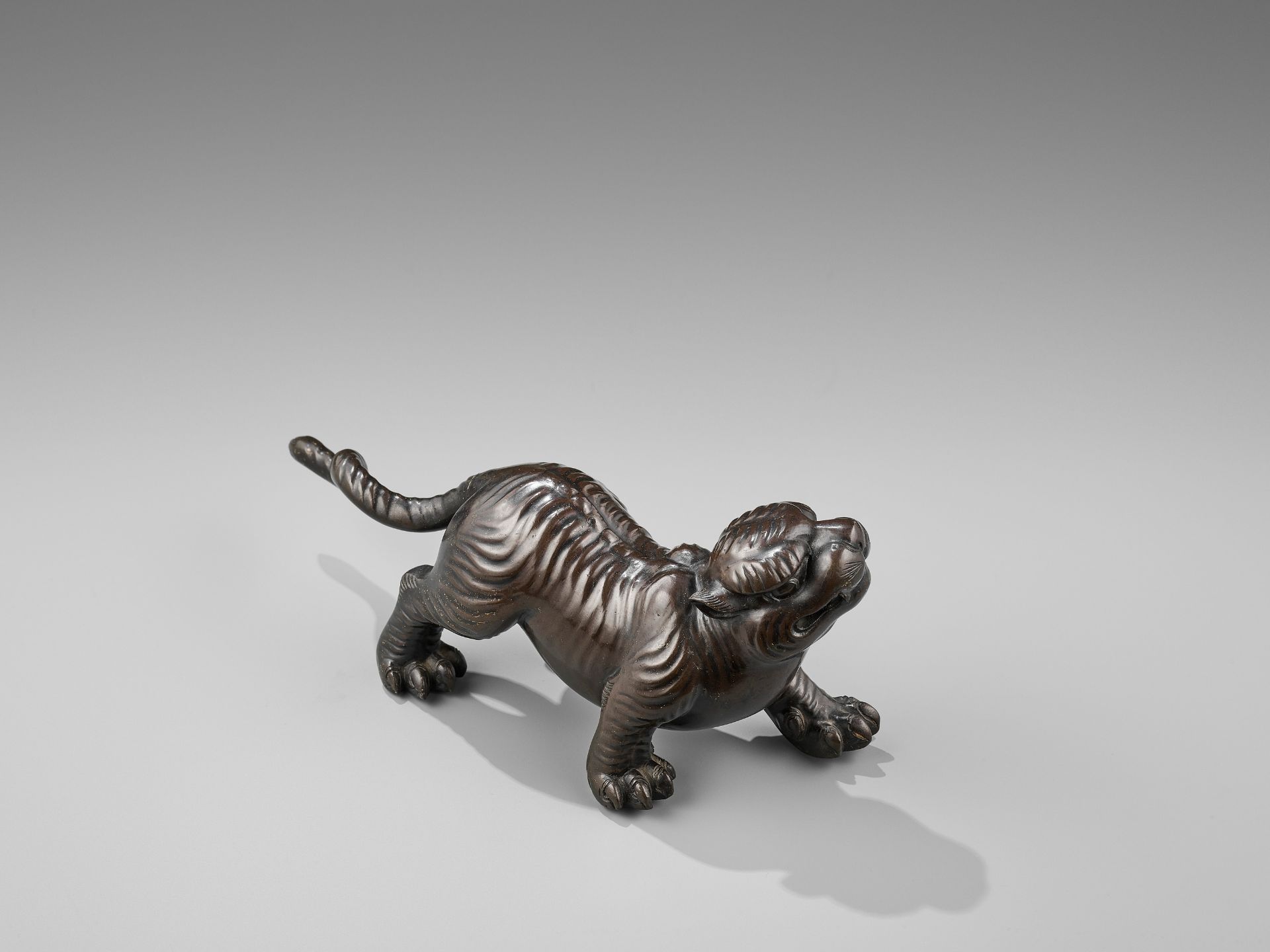 AN UNUSUAL MASSIVE BRONZE OKIMONO OF A TIGER - Image 9 of 11