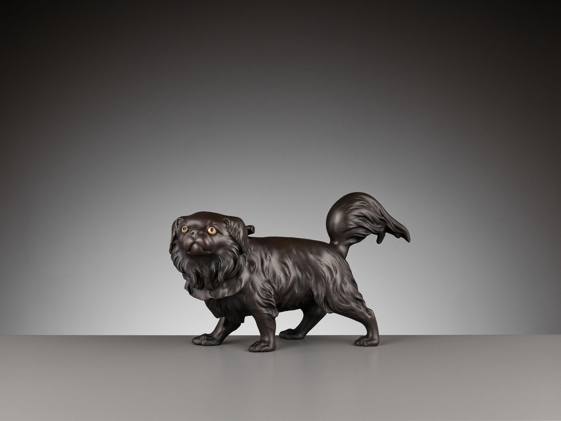 A RARE BRONZE OKIMONO OF A PEKINGESE DOG - Bild 5 aus 13