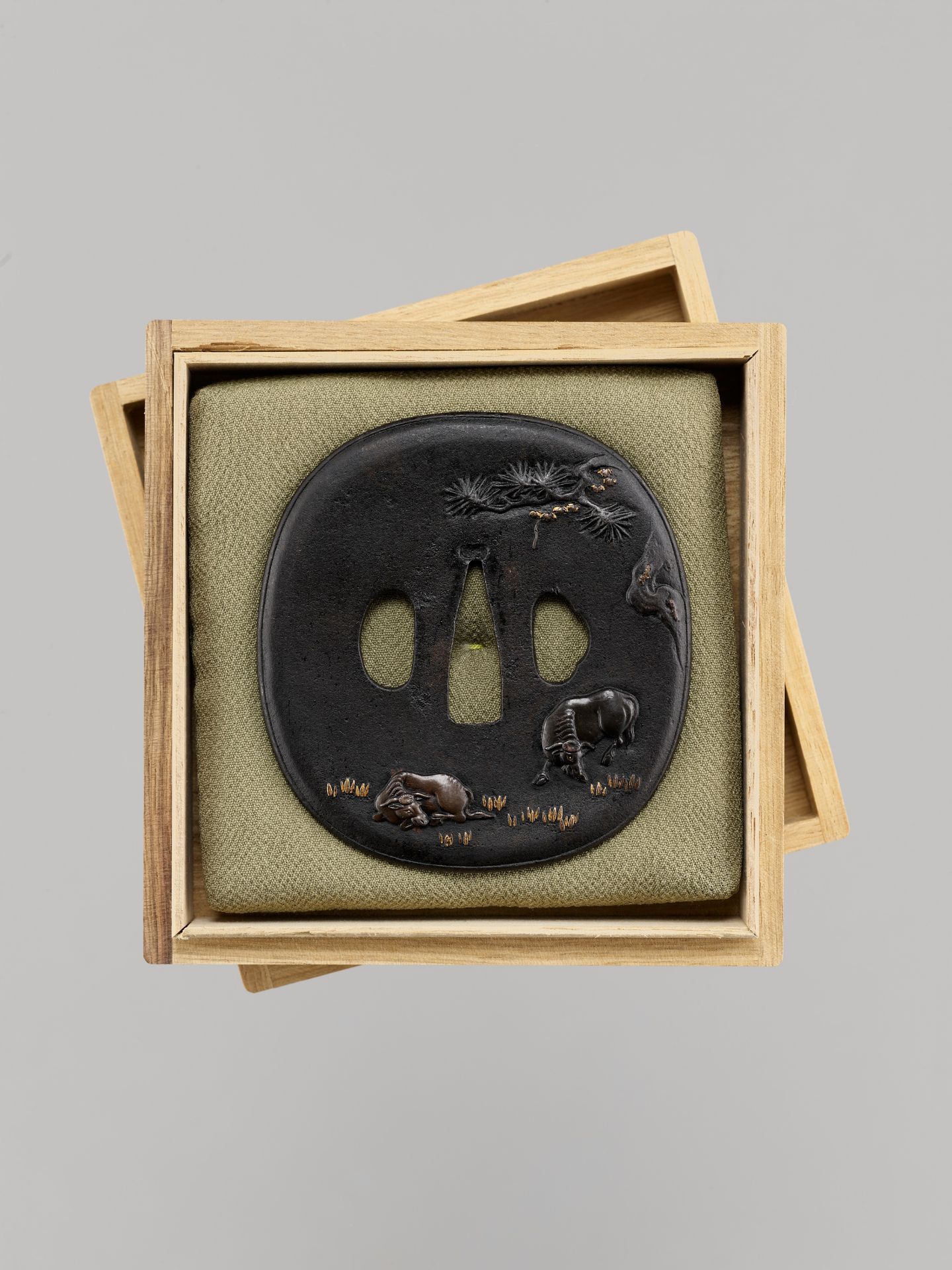 AN IRON TSUBA WITH OXEN - Bild 4 aus 6