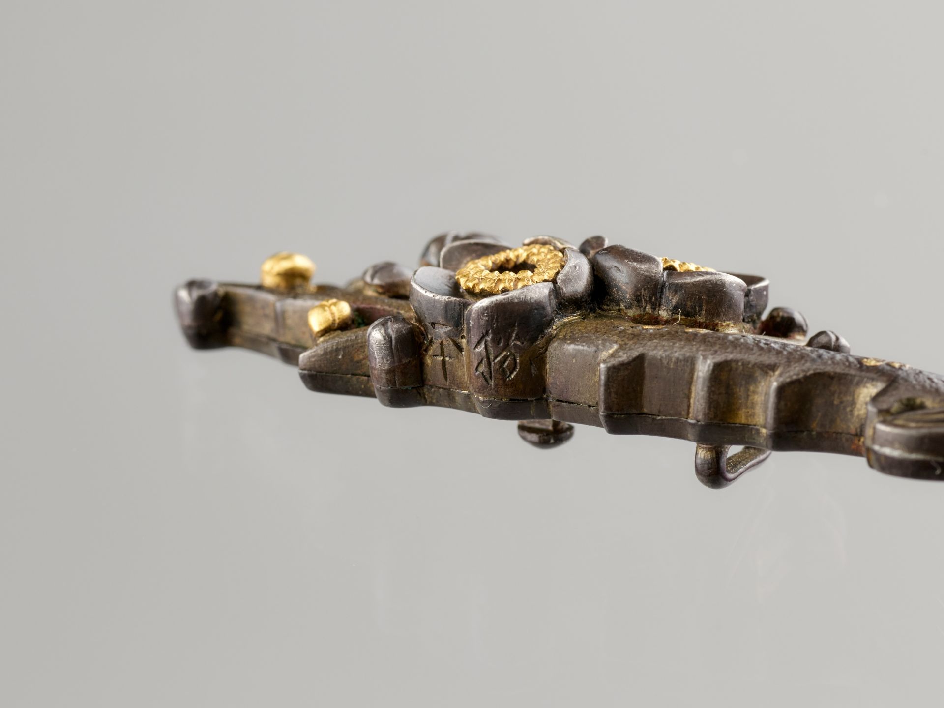 KATSUHIRA: A FINE SHIBUICHI OBIDOME (SASH CLIP) DEPICTING A PRUNUS BRANCH - Bild 6 aus 6