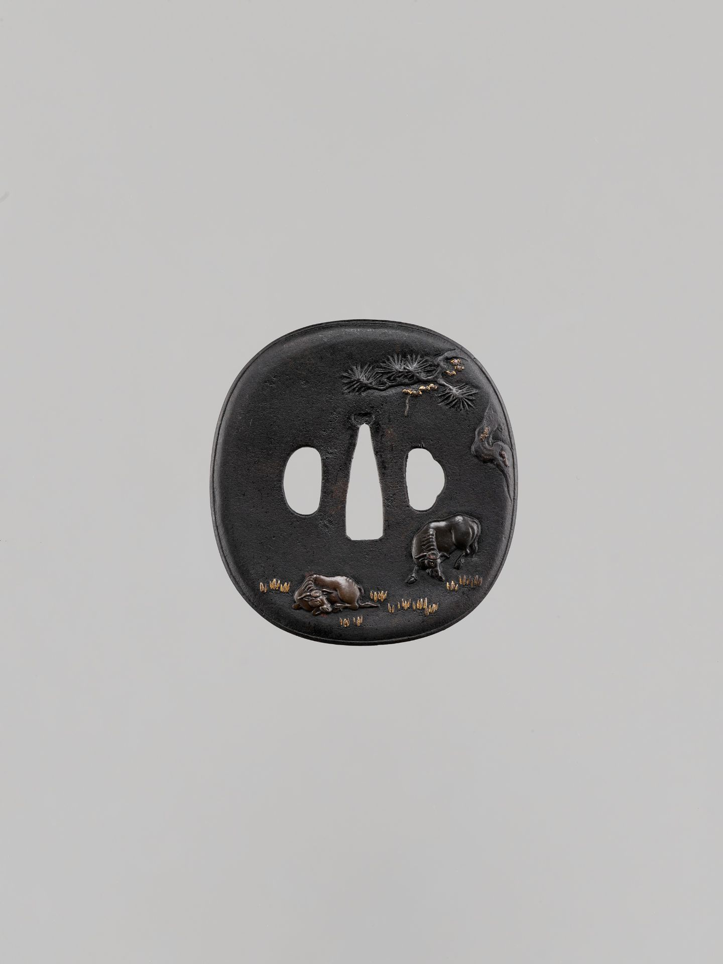 AN IRON TSUBA WITH OXEN - Bild 2 aus 6