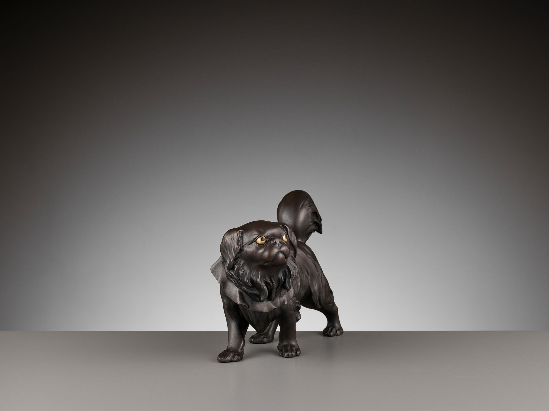 A RARE BRONZE OKIMONO OF A PEKINGESE DOG - Bild 3 aus 13