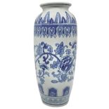 Chinese vase in shades of white with blue flower decorations, the twentieth century. H cm 25 cm mout