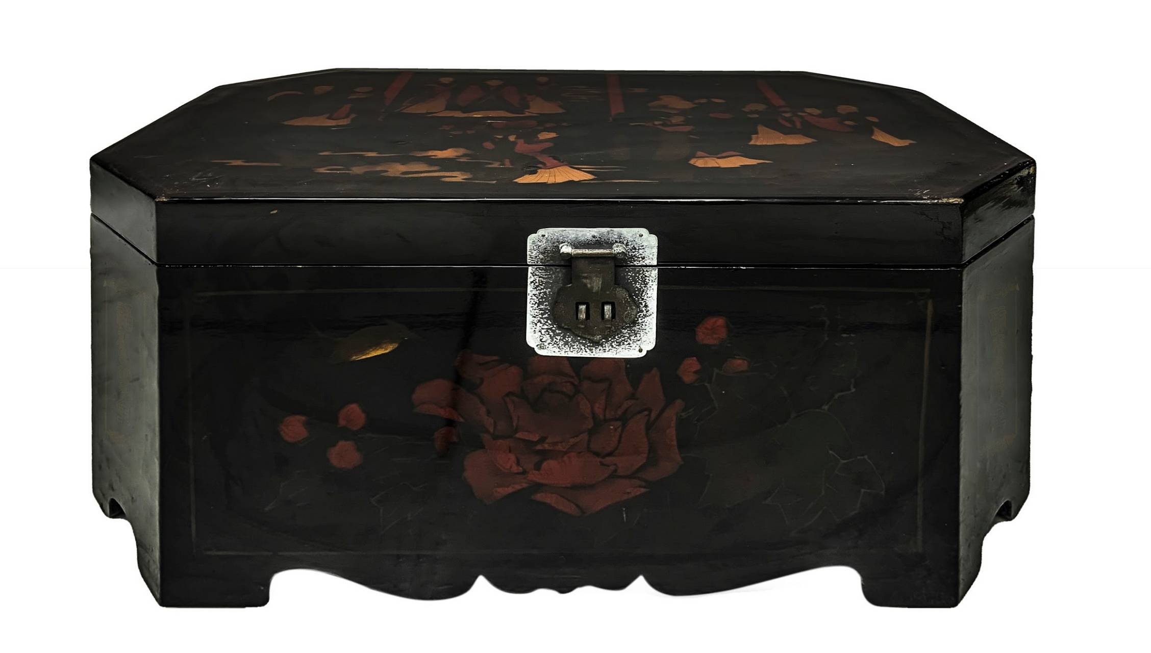 Ancient Chinese travel chest in lacquer wooden, hand-painted on the front with floral decorations on