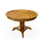 Round Biedermeier table, 20th century. Base four races and lion foot. H 65 cm, diameter 92 cm.