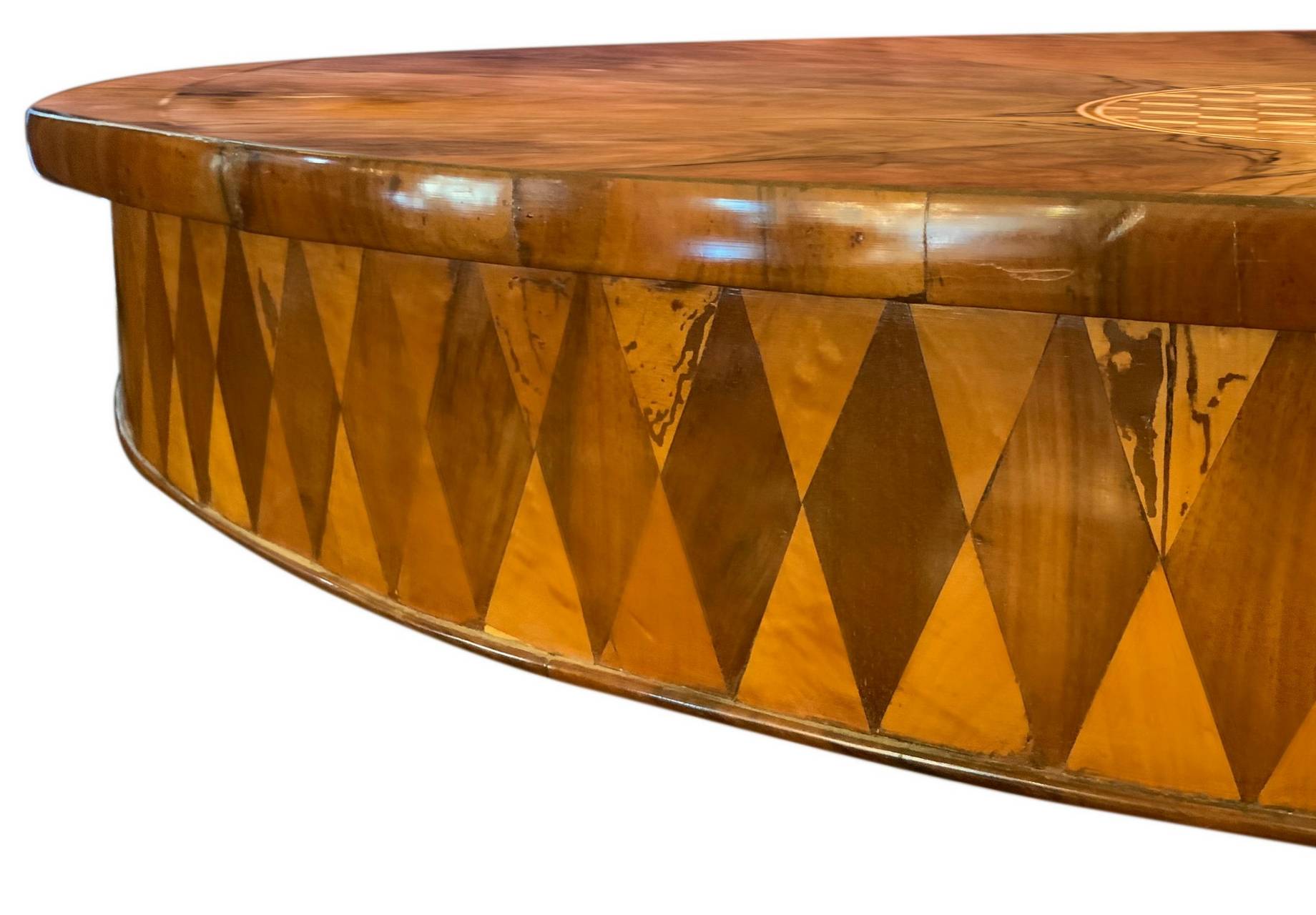 Elegant Round center table with inlaid surface and leaps subgrade, Sicilian manufacture, half of the - Image 4 of 5