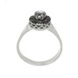 Rosette ring in white gold with diamond in the center and brilliant. Gr 3.3