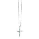 Necklace in white gold cross with emeralds and diamonds. Gr 5.1
