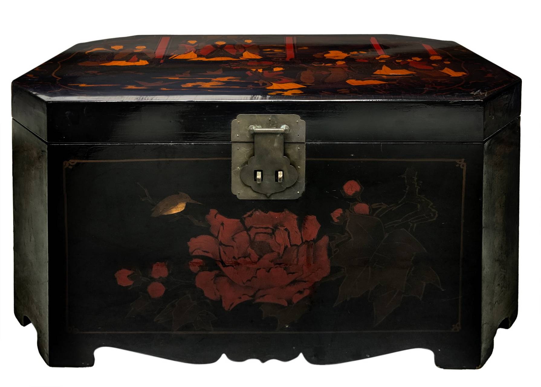 Ancient Chinese travel chest in lacquer wooden, hand-painted on the front with floral decorations on