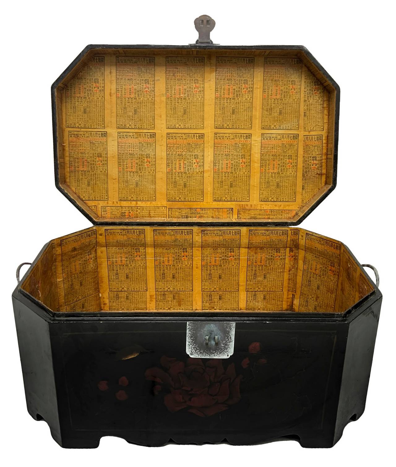 Ancient Chinese travel chest in lacquer wooden, hand-painted on the front with floral decorations on - Image 3 of 6