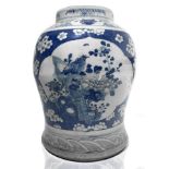 Chinese vase with floral decoration and birds in white and blue. H 47 Cm, Cm base 3, the mouth 20 Cm