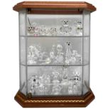 Display containing 28 figures in Swarovski crystal. 29x 25x14,5.